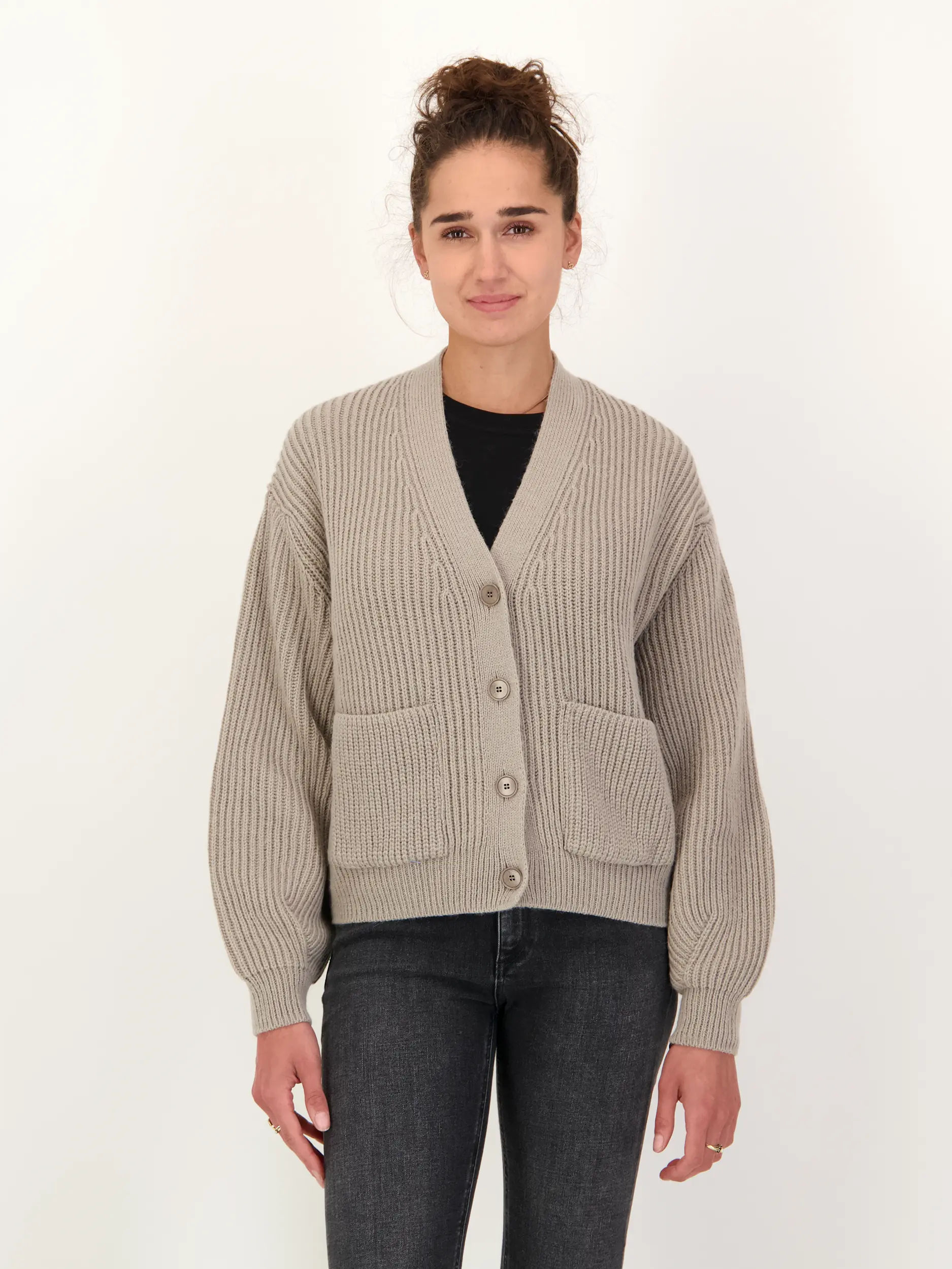 Strickjacke 'Coopie' aus Woll-Mix - Artikel Vorderseite getragen von einem Modell - Farbe: Braun