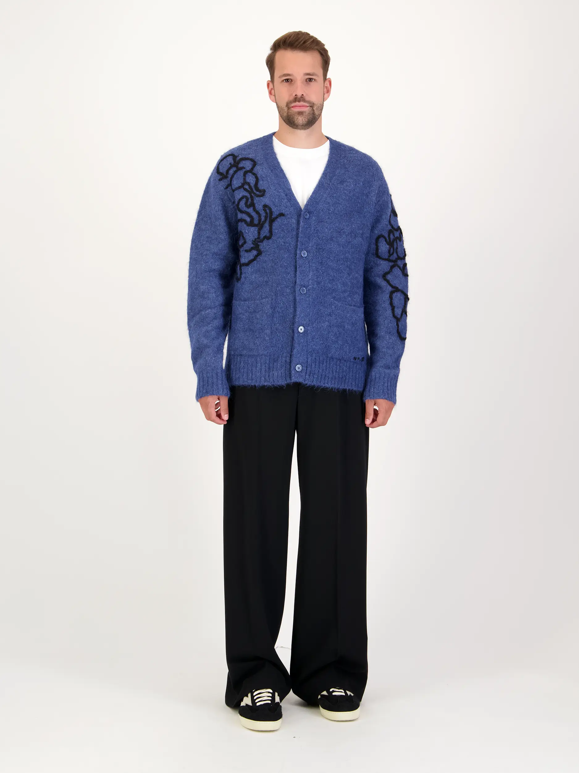 Strickjacke 'Kyle' - Artikel Teil eines Outfits getragen von einem Modell - Farbe: Blau