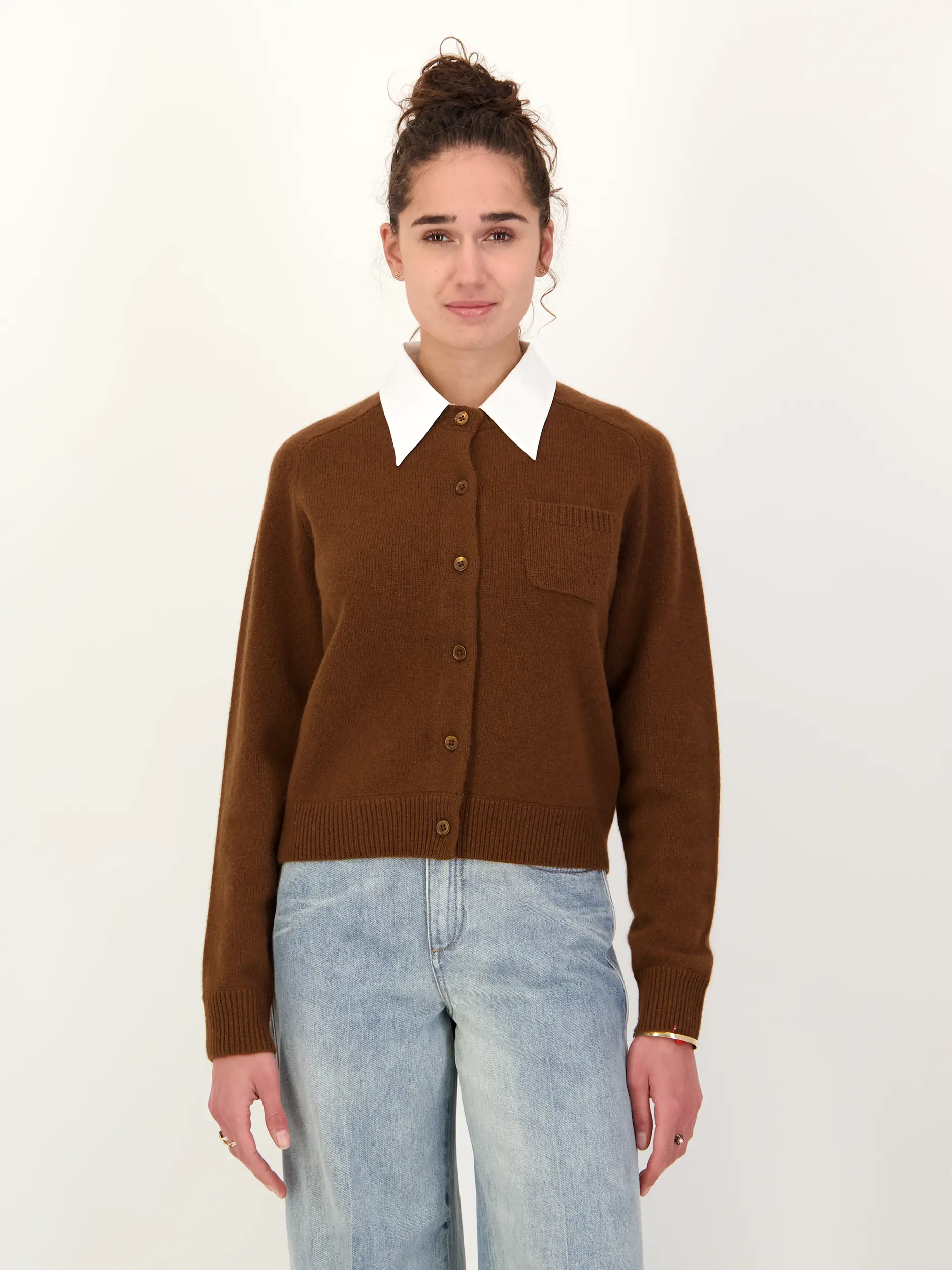 Strickjacke 'Elegant Statements' aus Wolle - Artikel Vorderseite getragen von einem Modell - Farbe: Braun