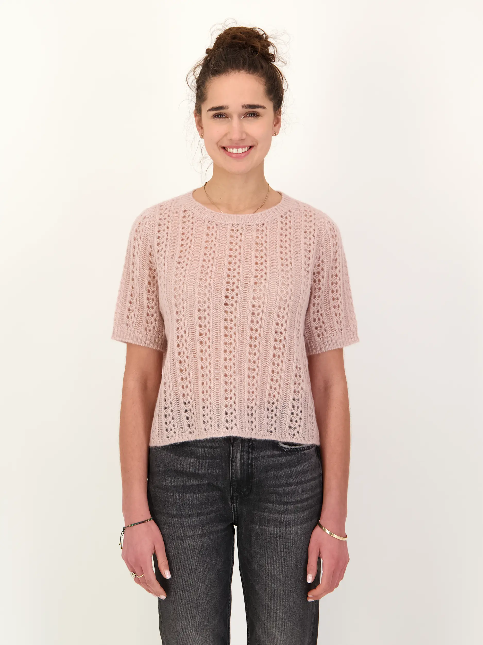 Pullover 'Sakura' aus Kaschmir Seide Mix - Artikel Vorderseite getragen von einem Modell - Farbe: Rosa&Pink