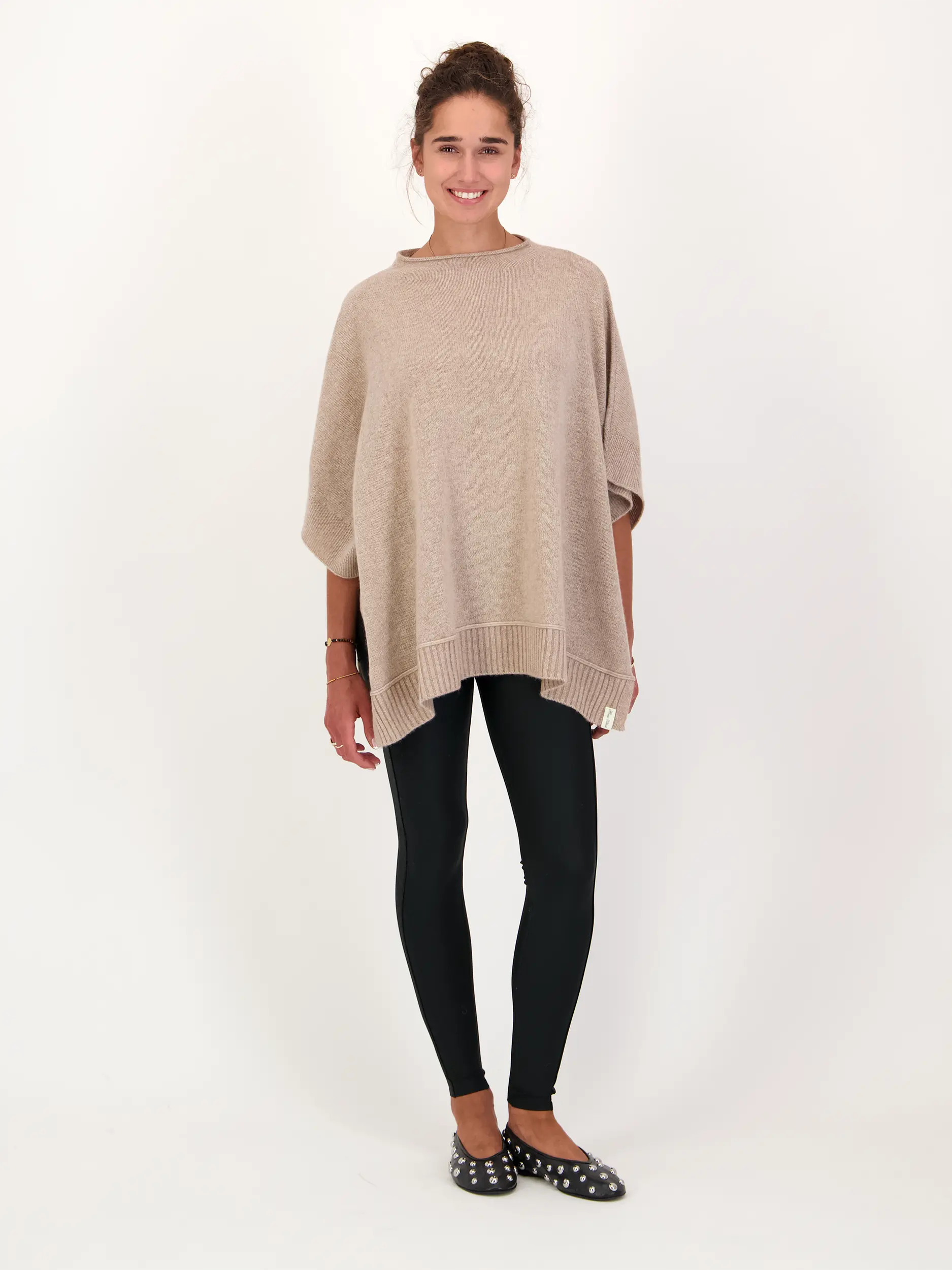 Cape aus Kaschmir - Artikel Teil eines Outfits getragen von einem Modell - Farbe: Beige