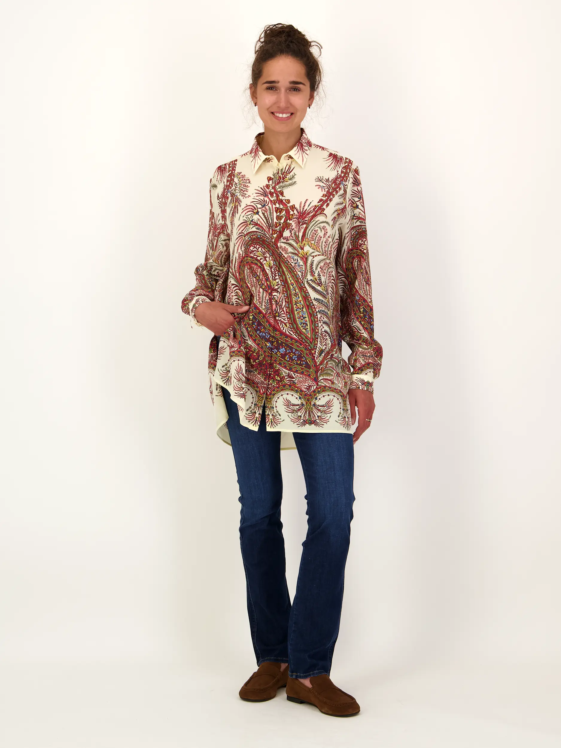 Mid Rise Straight Leg Jeans 'Kimmie' - Artikel Teil eines Outfits getragen von einem Modell