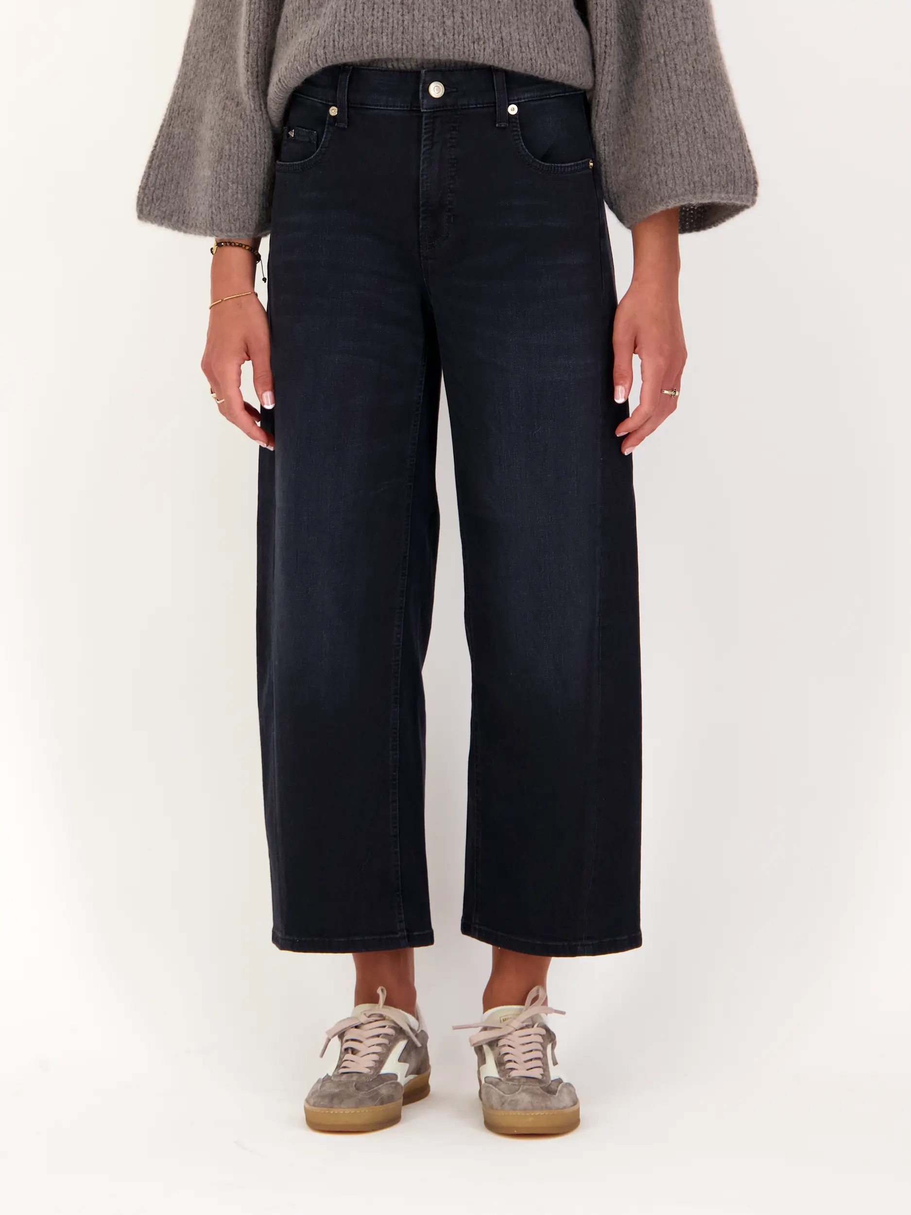 High Rise O-Shape Jeans 'Oria' - Artikel Vorderseite getragen von einem Modell - Farbe: Schwarz