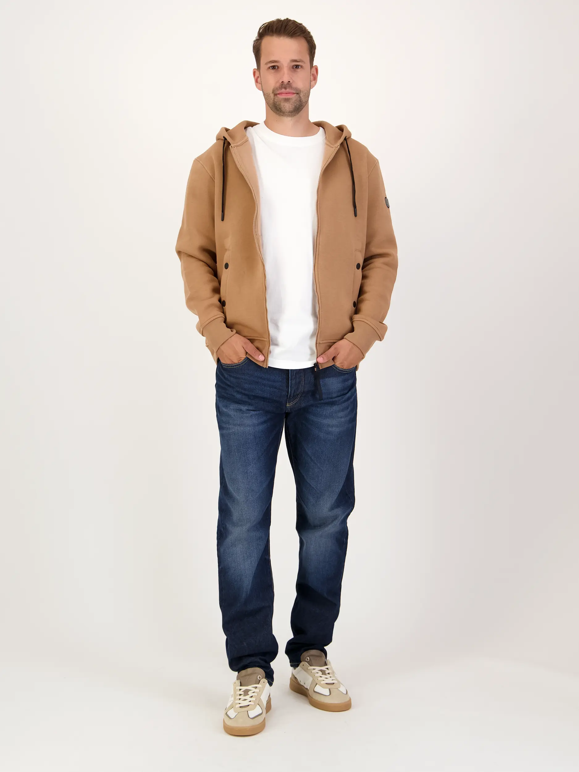 Sweatjacke 'Sheno' - Artikel Teil eines Outfits getragen von einem Modell - Farbe: Braun