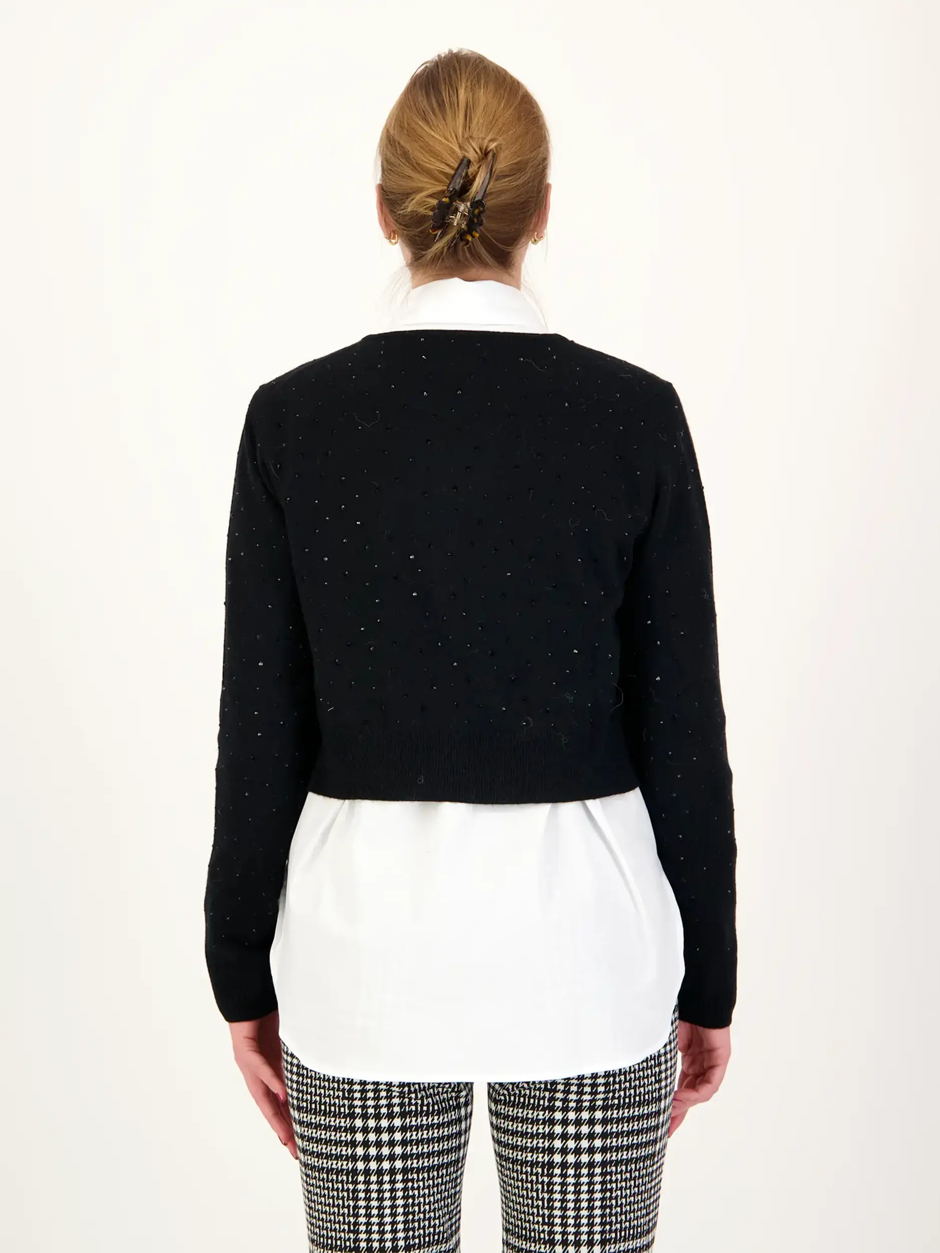 Strickjacke aus Wolle - Artikel Rückseite getragen von einem Modell - Farbe: Schwarz
