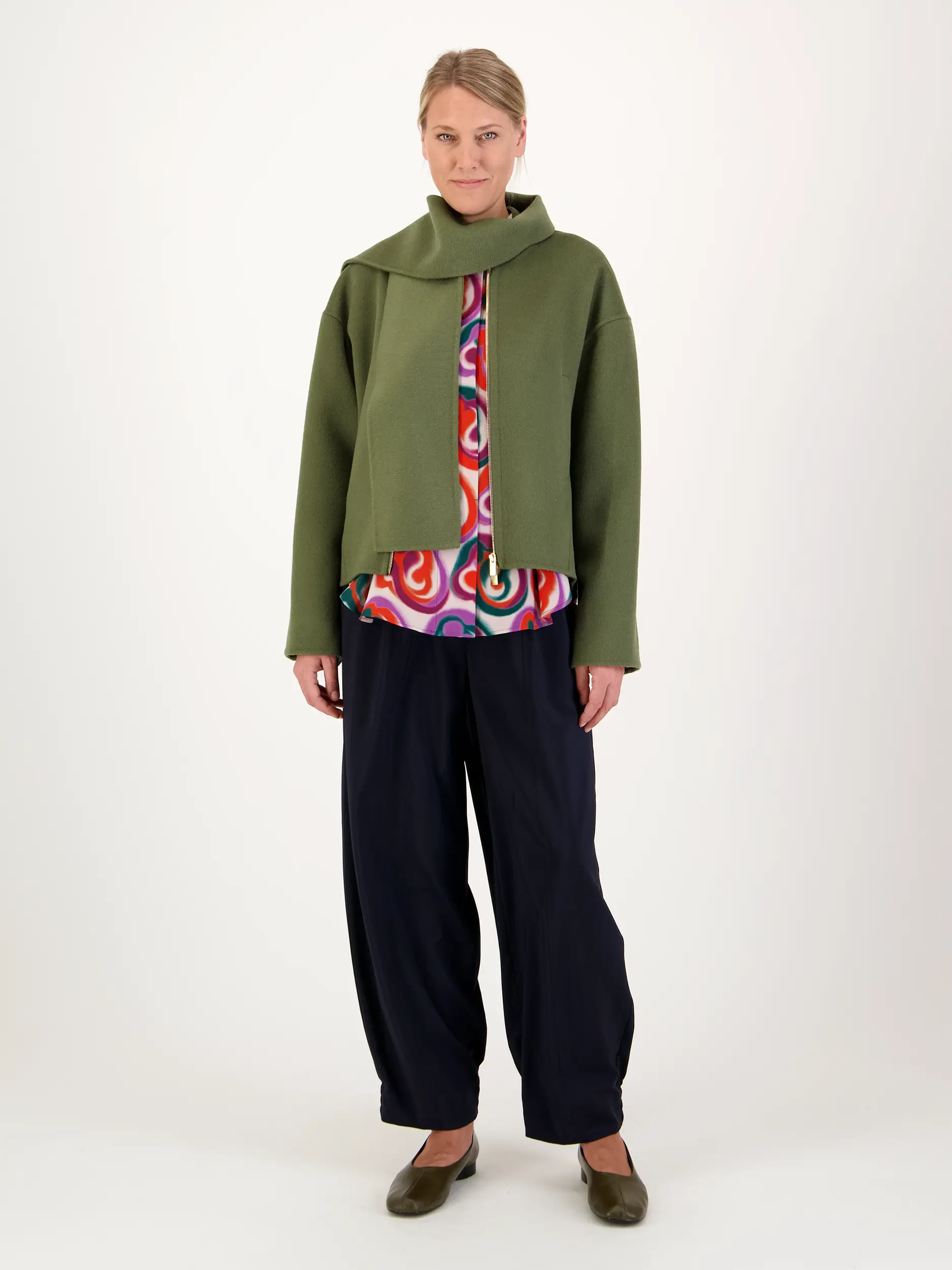 Wolljacke - Artikel Teil eines Outfits getragen von einem Modell - Farbe: Grün