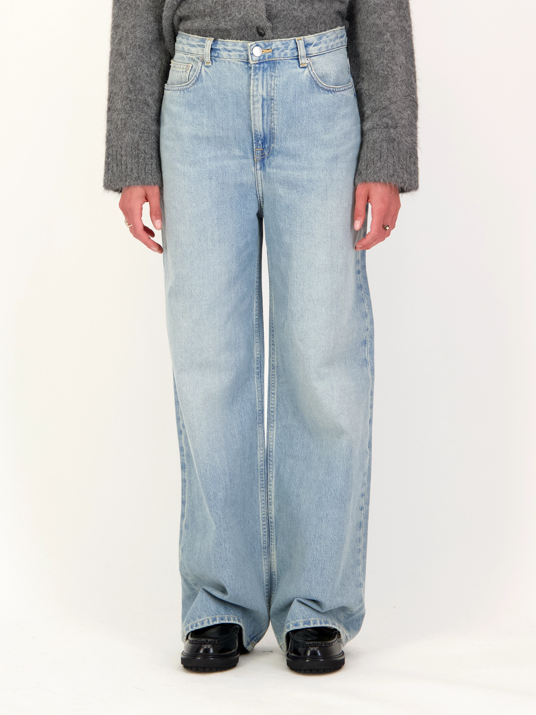 High Rise Wide Leg Jeans 'Sashelly' - Artikel Vorderseite getragen von einem Modell - Farbe: Blau