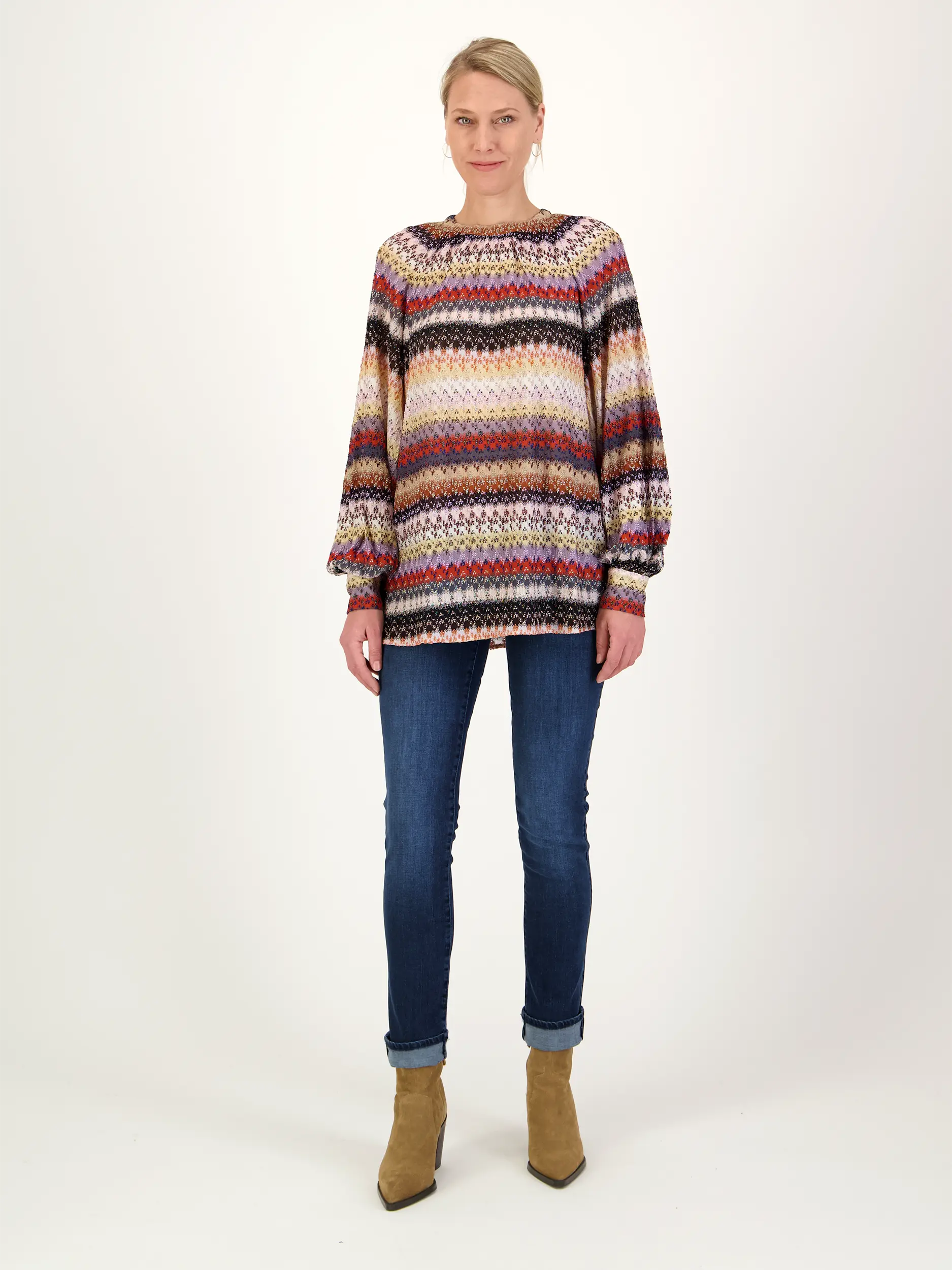 Gemusterte Bluse langarm - Artikel Teil eines Outfits getragen von einem Modell