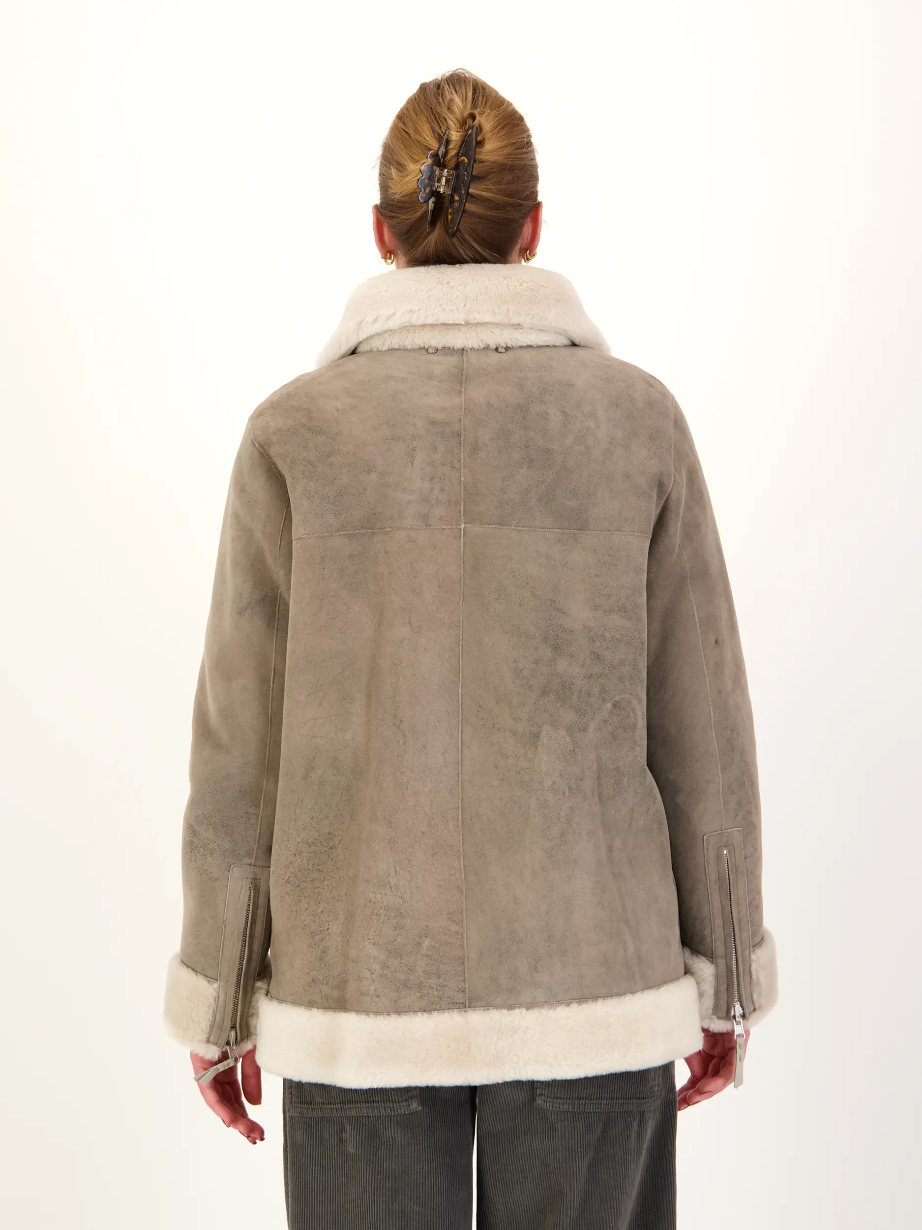 Lammfelljacke 'Rider' - Artikel Rückseite getragen von einem Modell - Farbe: Grau