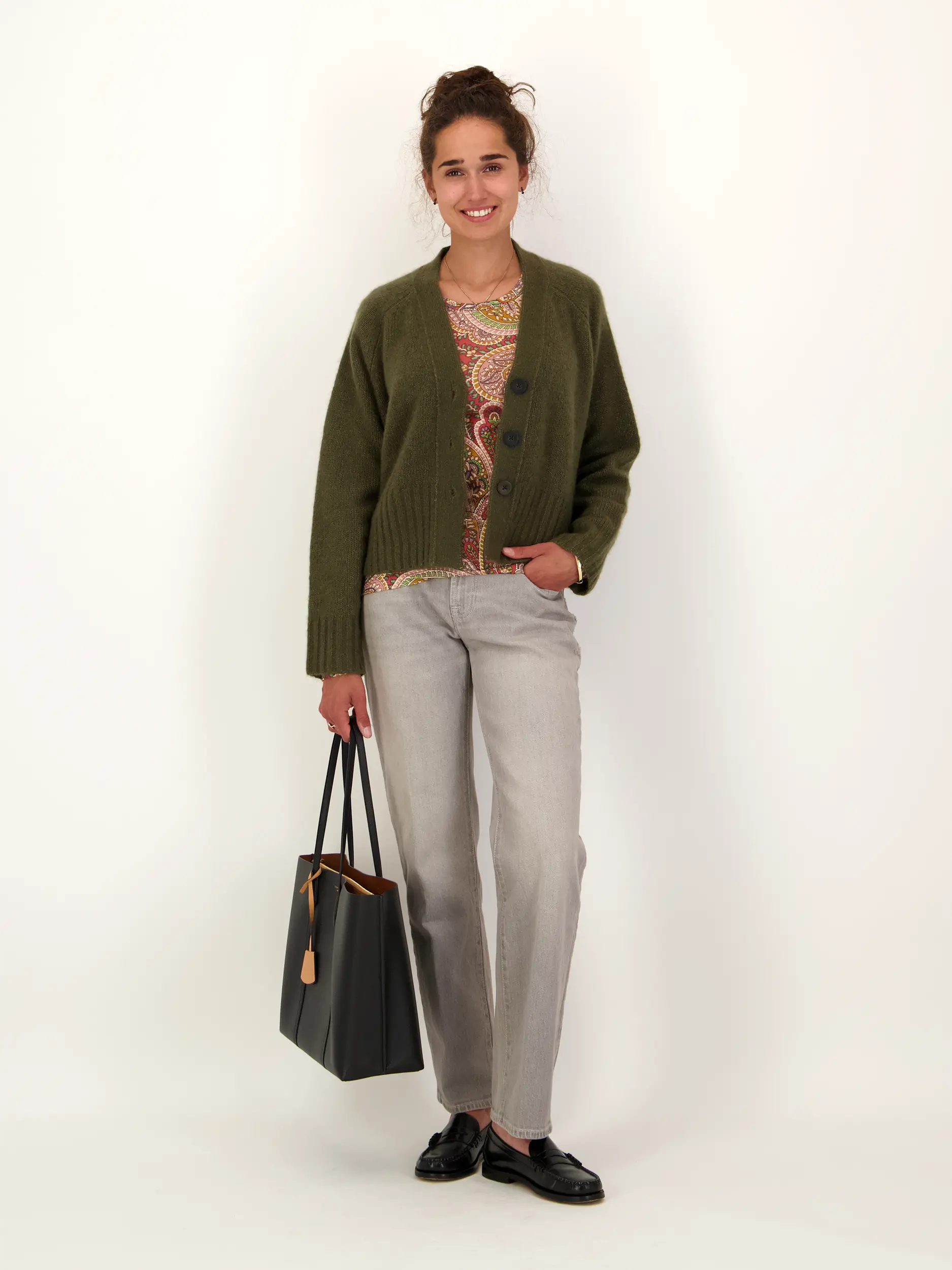 Strickjacke 'Austell' aus Kaschmir - Artikel Teil eines Outfits getragen von einem Modell