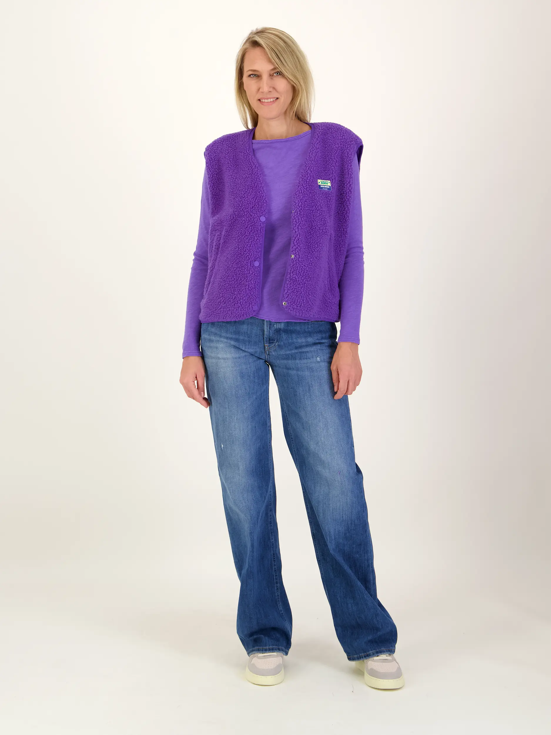 Oversized Weste - Artikel Teil eines Outfits getragen von einem Modell Oversized Weste - Artikel Teil eines Outfits getragen von einem Modell