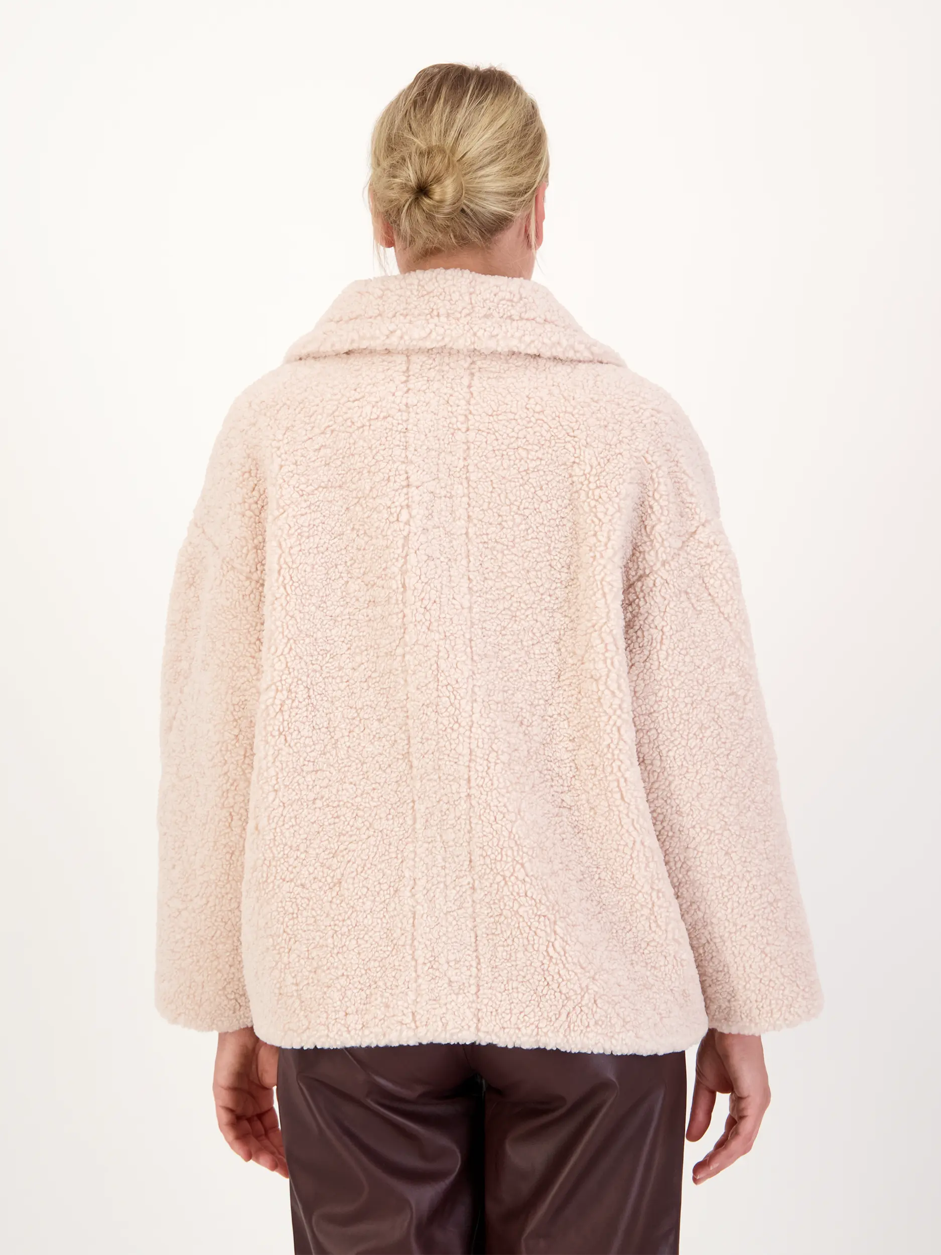 Teddyjacke 'Yogi' - Artikel Rückseite getragen von einem Modell - Farbe: Rosa&Pink