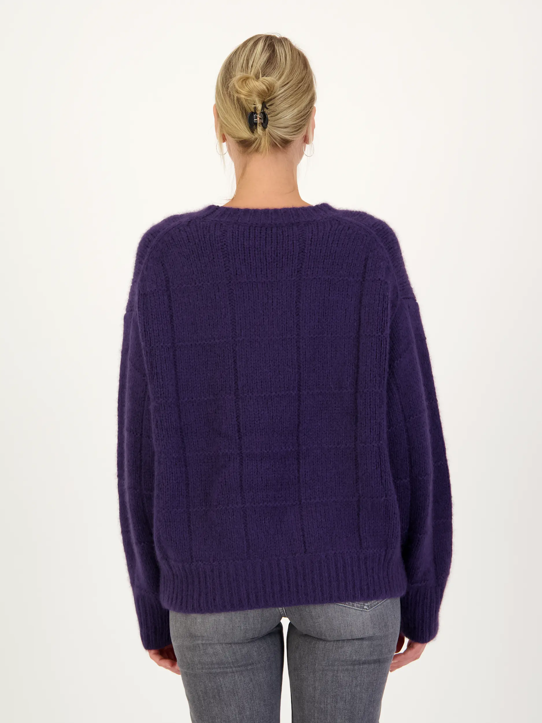 Pullover 'Karita' aus Kaschmir - Artikel Rückseite getragen von einem Modell - Farbe: Violett