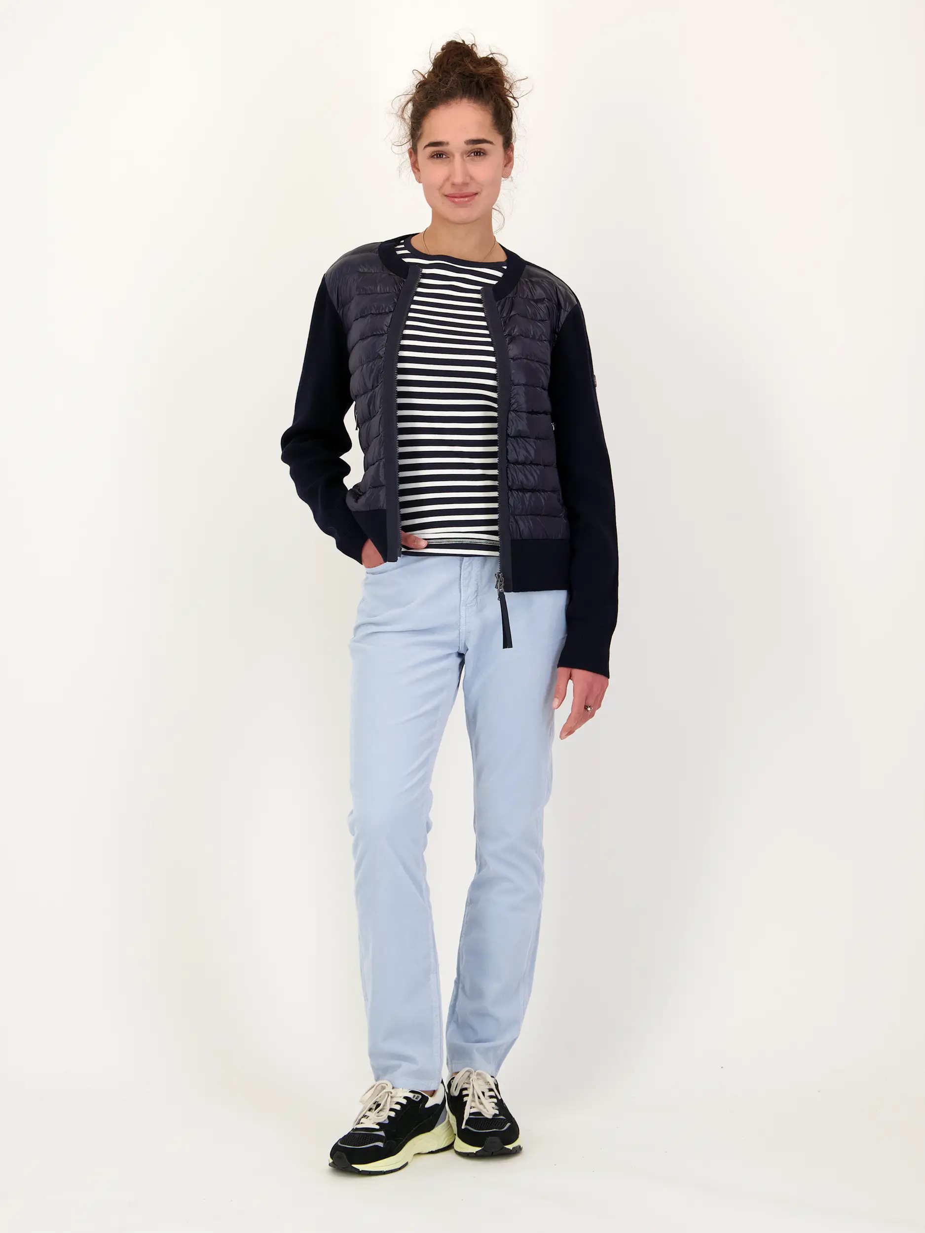 Cordhose 'Julie' - Artikel Teil eines Outfits getragen von einem Modell - Farbe: Blau