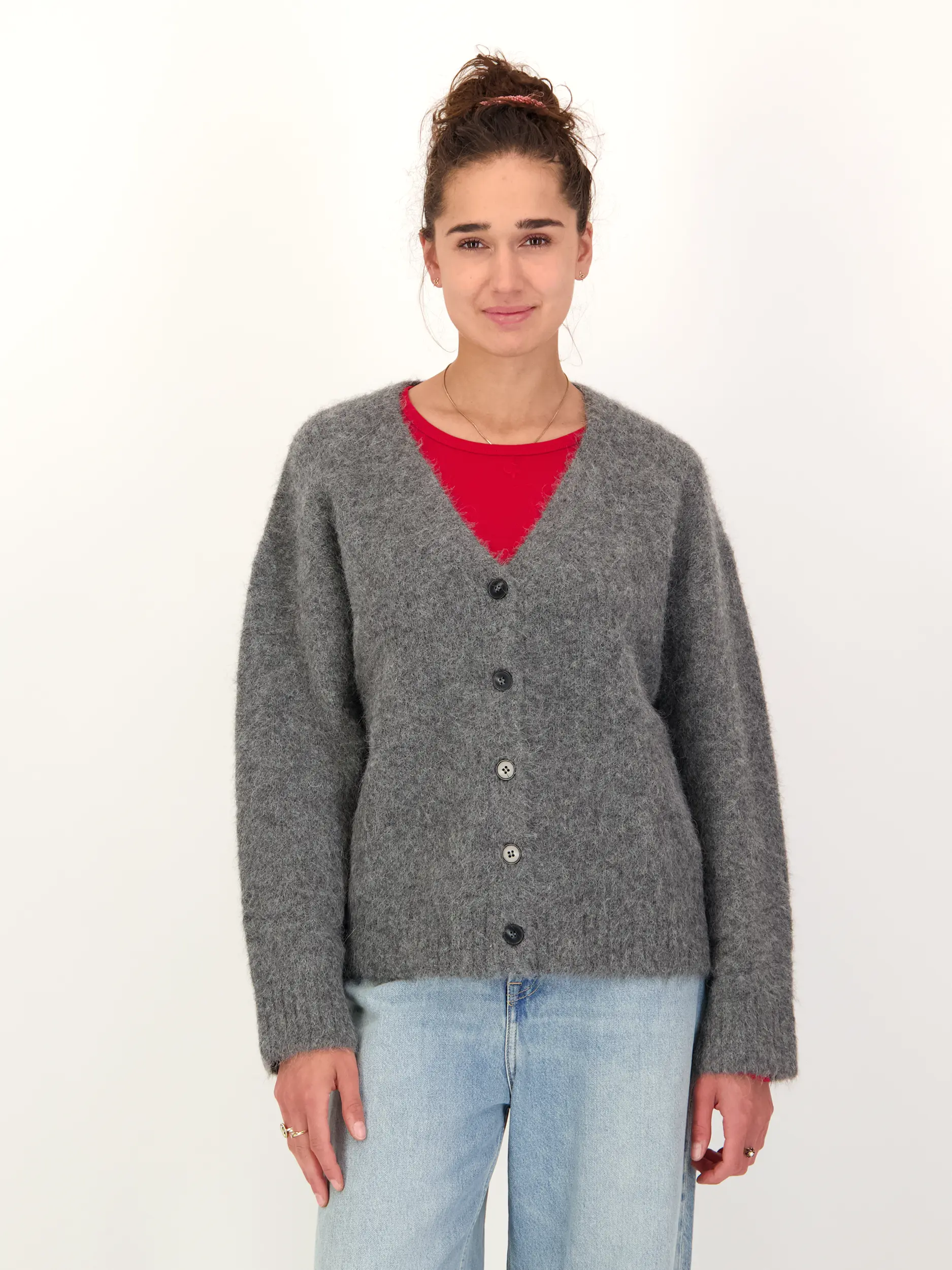 Strickjacke 'Sajeanne' aus Alpaka - Artikel Vorderseite getragen von einem Modell - Farbe: Grau