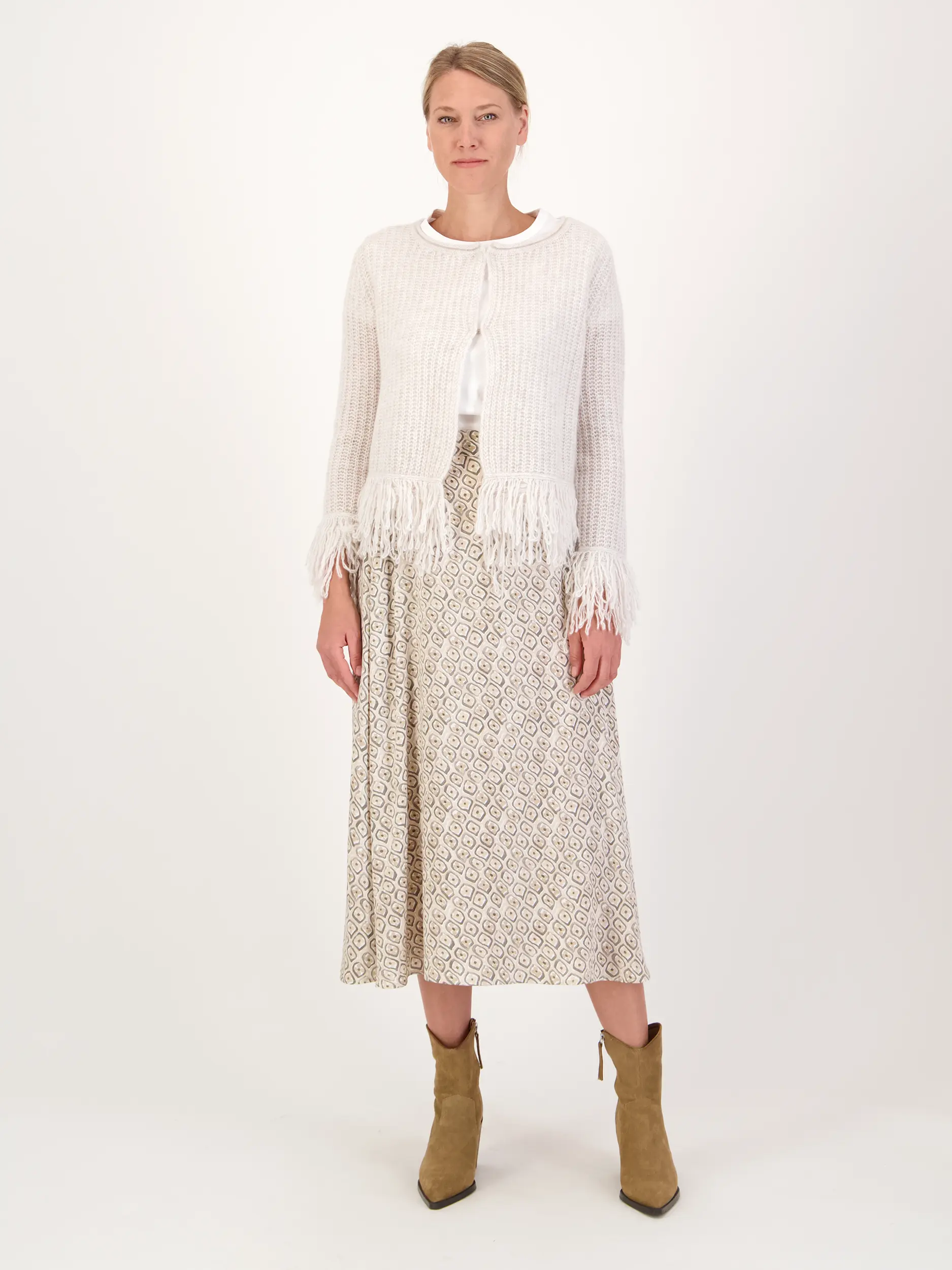 Strickjacke aus Kaschmir mit Fransen - Artikel Teil eines Outfits getragen von einem Modell - Farbe: Creme