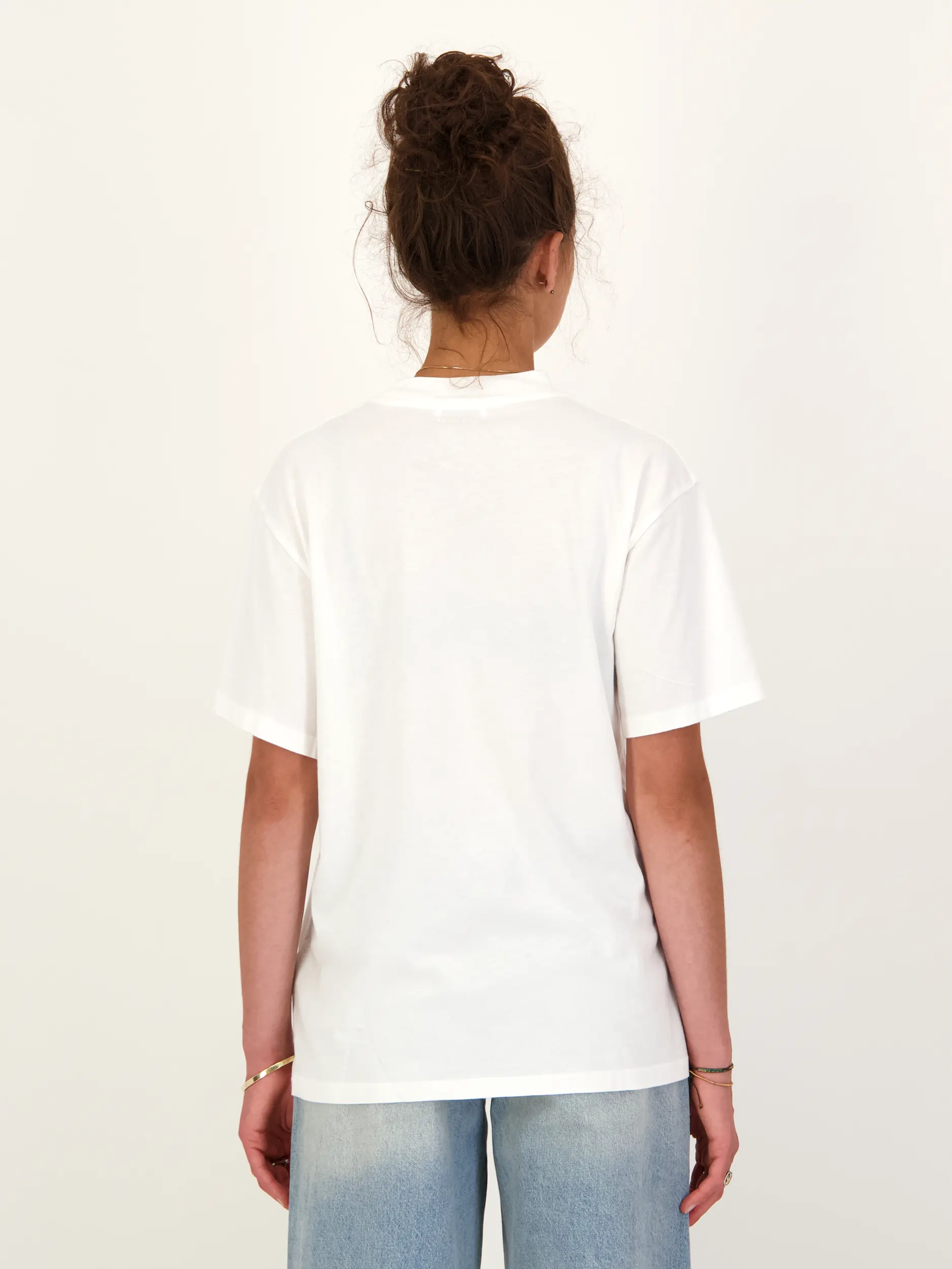 T-Shirt 'Ashton Tee Spirit' mit Print - Artikel Rückseite getragen von einem Modell