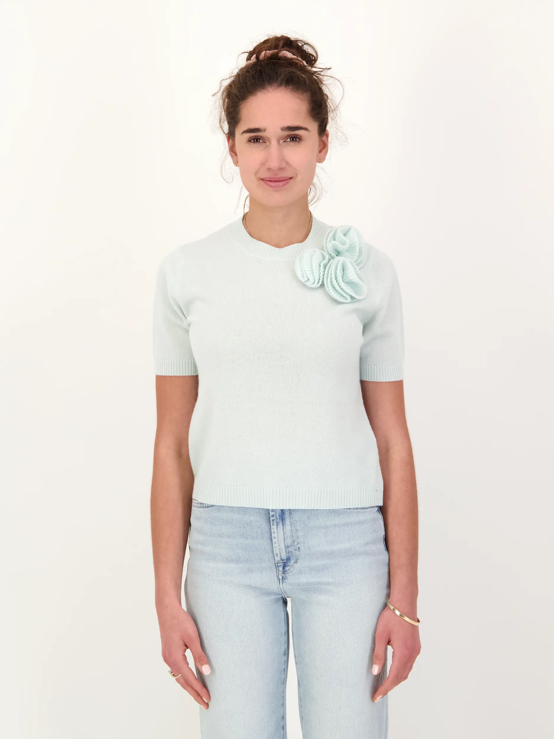 Pullover aus Wolle mit Blumenstickerei kurzarm - Artikel Vorderseite getragen von einem Modell - Farbe: Grün