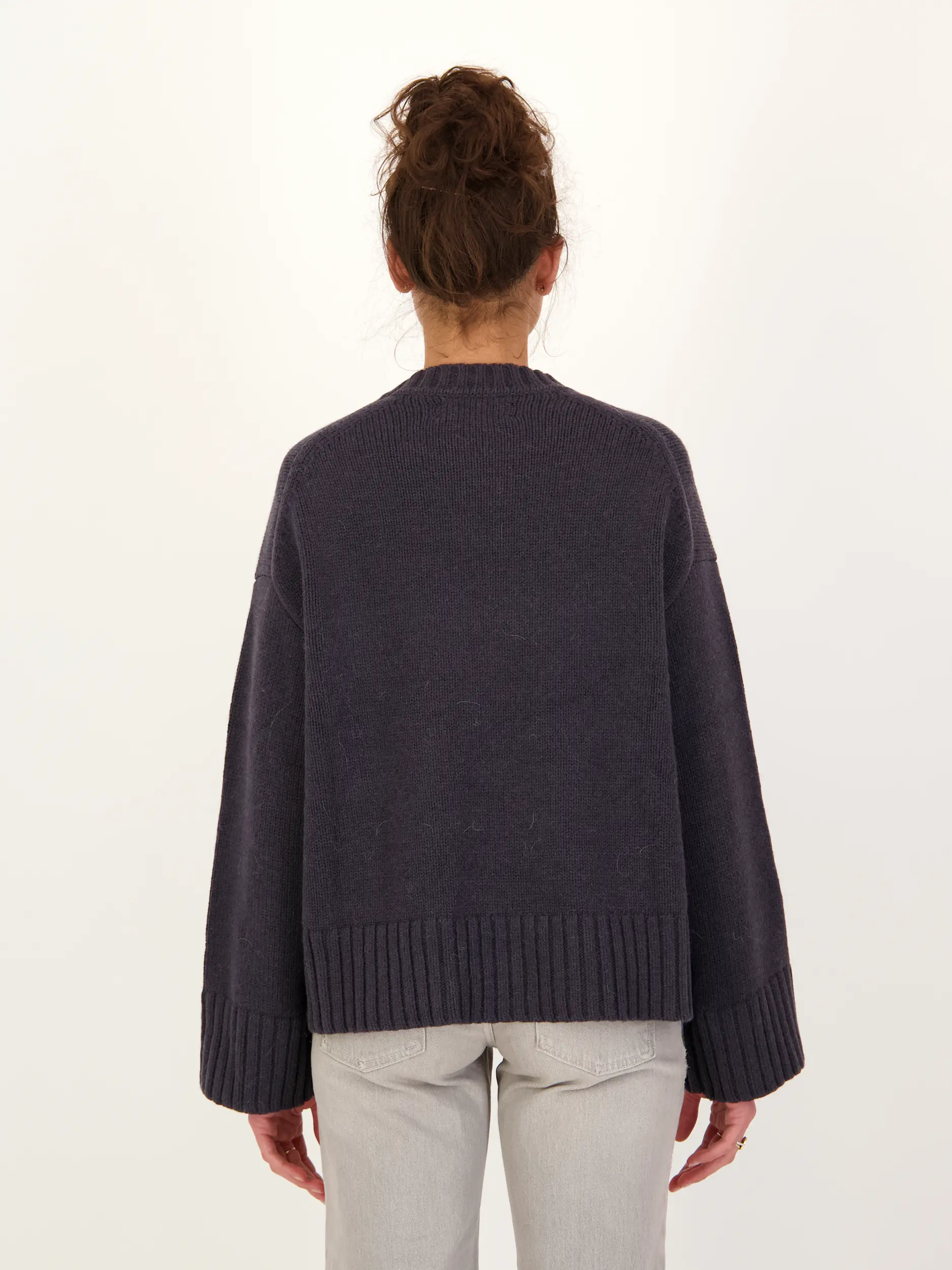 Pullover 'Sakeiku' aus Wolle langarm  - Artikel Rückseite getragen von einem Modell - Farbe: Blau