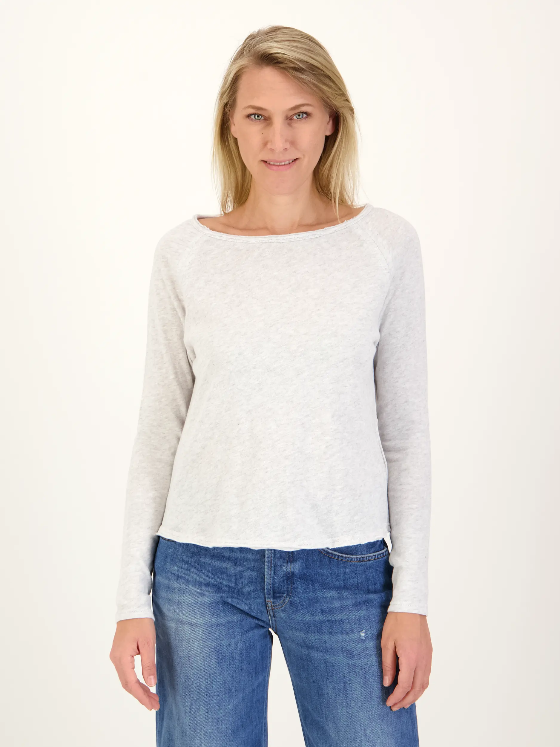 Sweatshirt - Artikel Vorderseite getragen von einem Modell