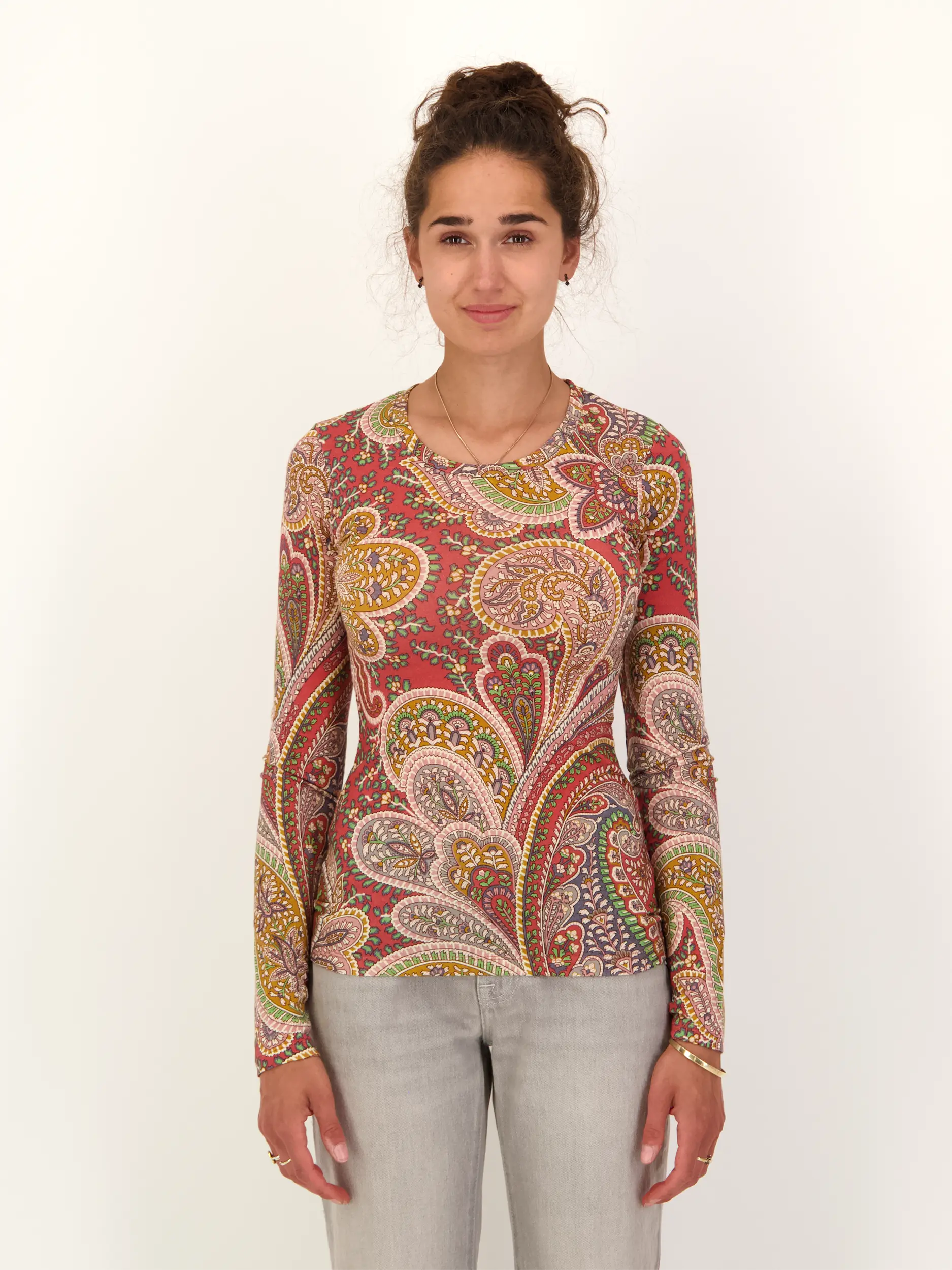 Gemustertes Langarmshirt aus Wolle - Artikel Vorderseite getragen von einem Modell