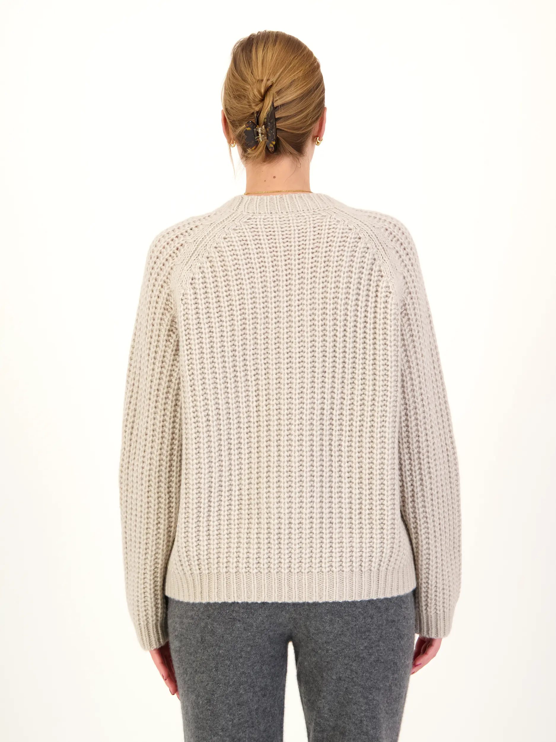 Pullover aus Kaschmir langarm - Artikel Rückseite getragen von einem Modell - Farbe: Creme