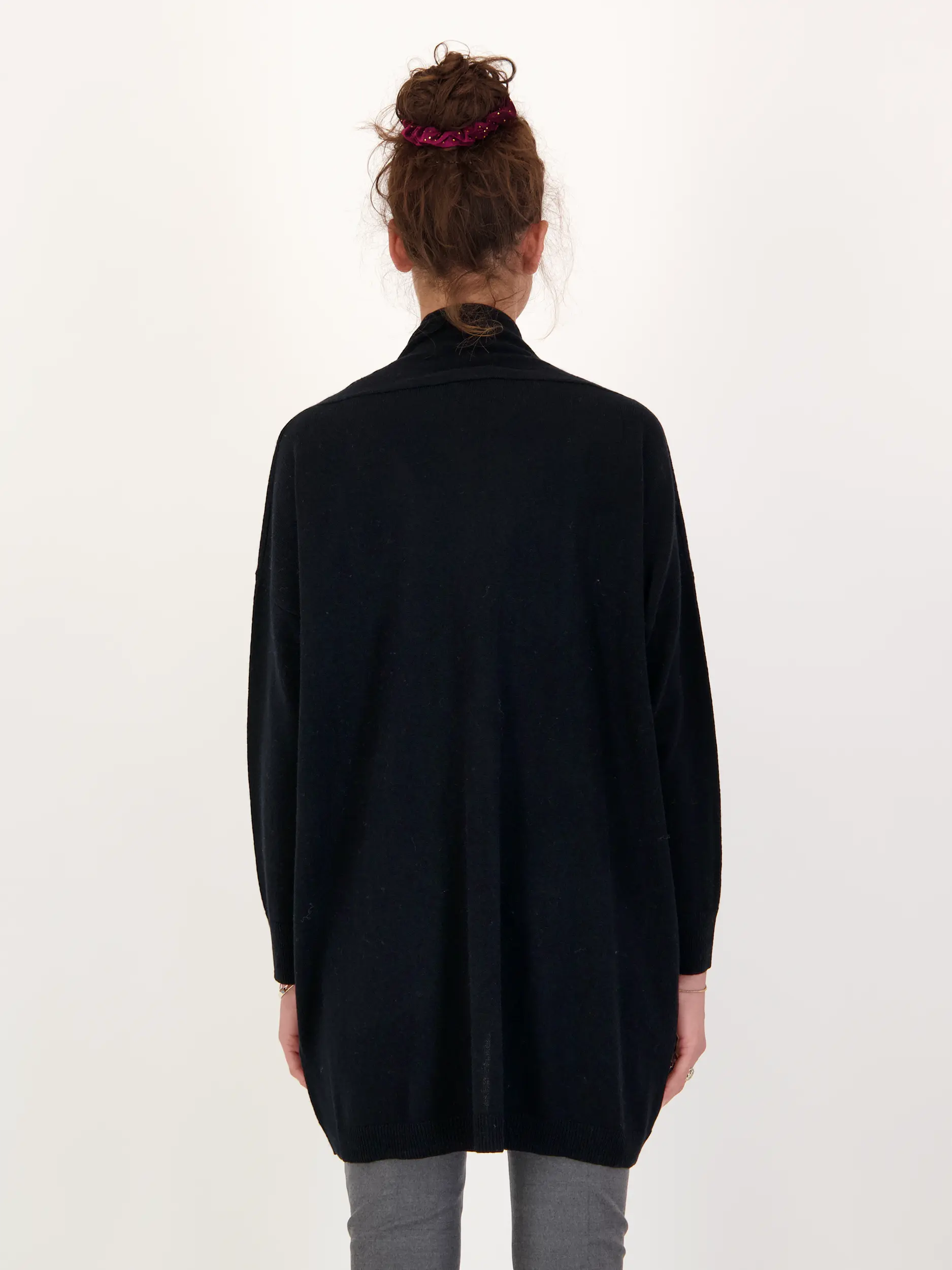 Strickjacke aus Wolle - Artikel Rückseite getragen von einem Modell - Farbe: Schwarz
