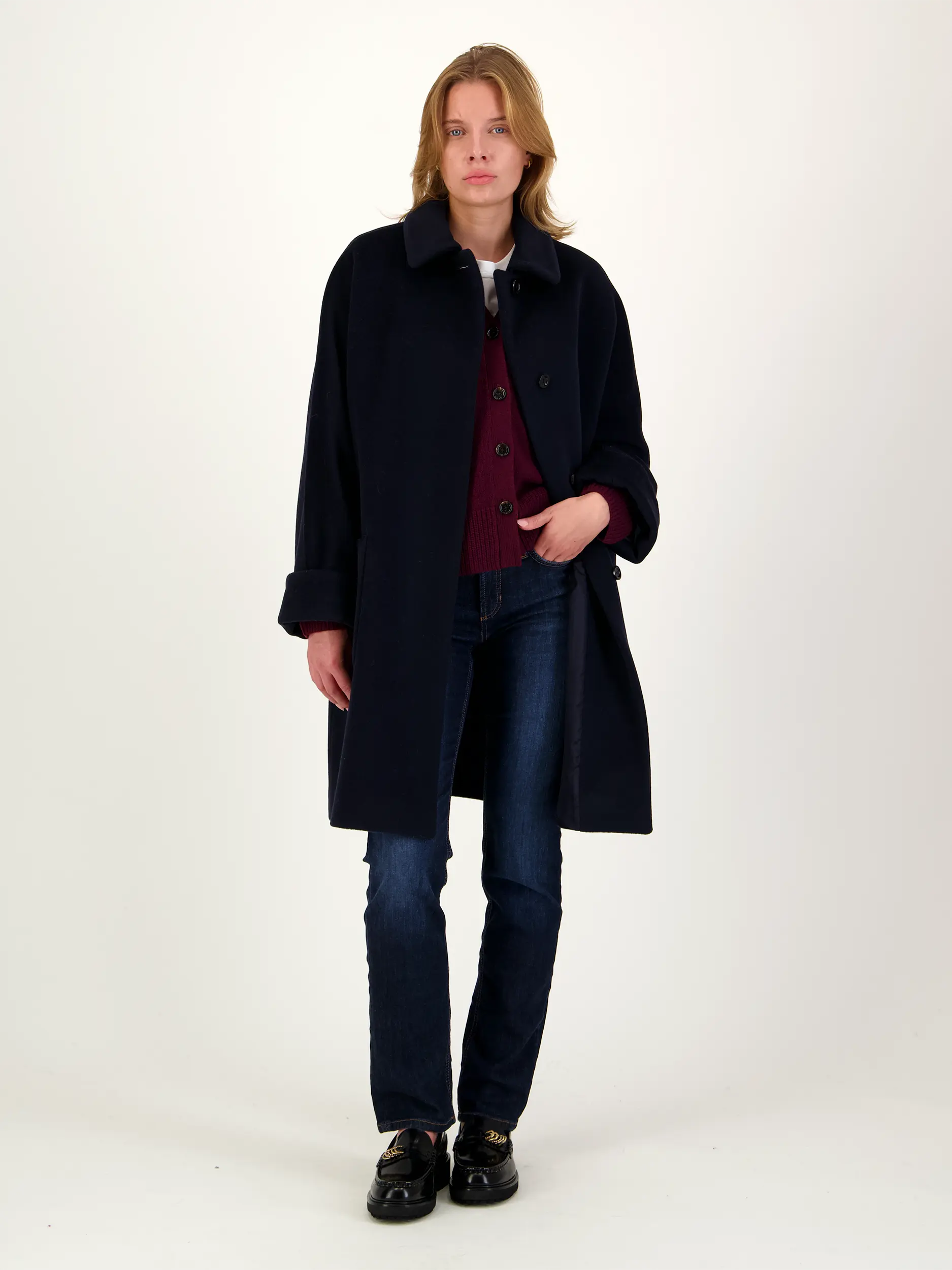 Mid Rise Straight Leg Jeans 'Piper Long' - Artikel Teil eines Outfits getragen von einem Modell - Farbe: Blau