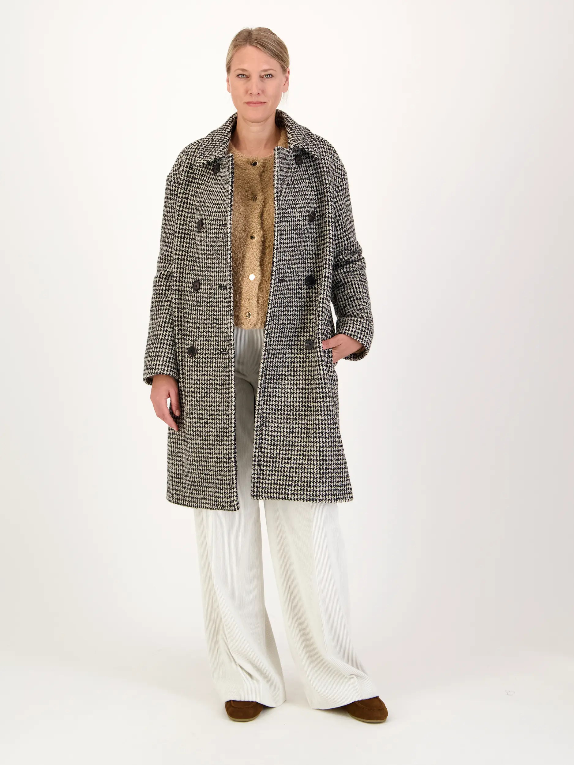 Strickjacke aus Alpaka-Mix - Artikel Teil eines Outfits getragen von einem Modell - Farbe: Braun