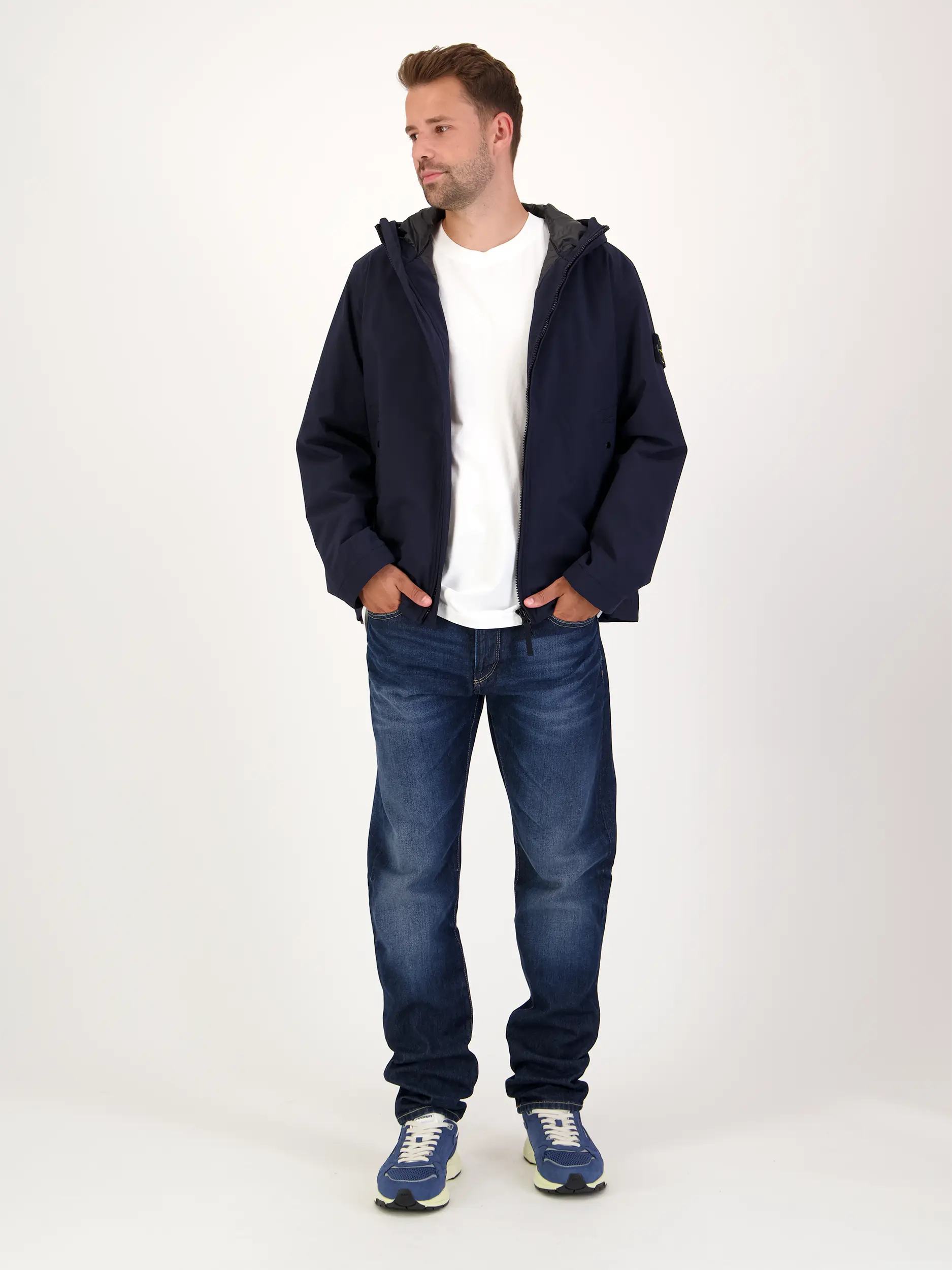 Wasserabweisende Funktionsjacke - Artikel Teil eines Outfits getragen von einem Modell - Farbe: Blau