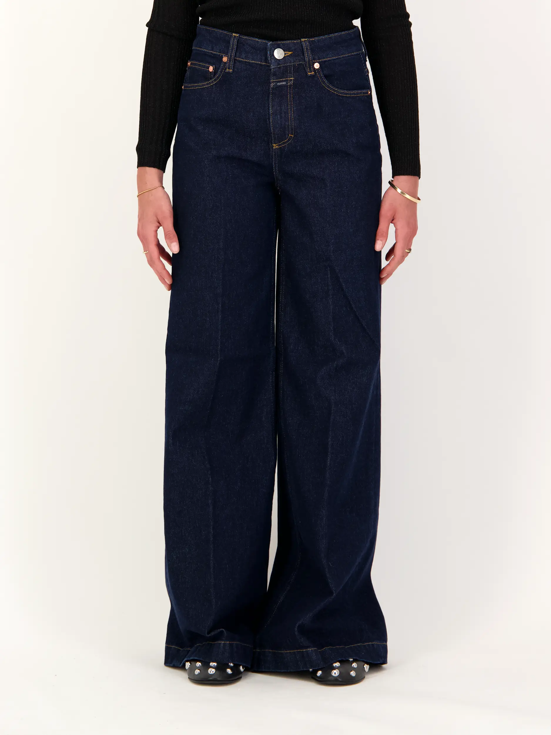 High Rise Wide Leg Jeans - Artikel Vorderseite getragen von einem Modell - Farbe: Blau