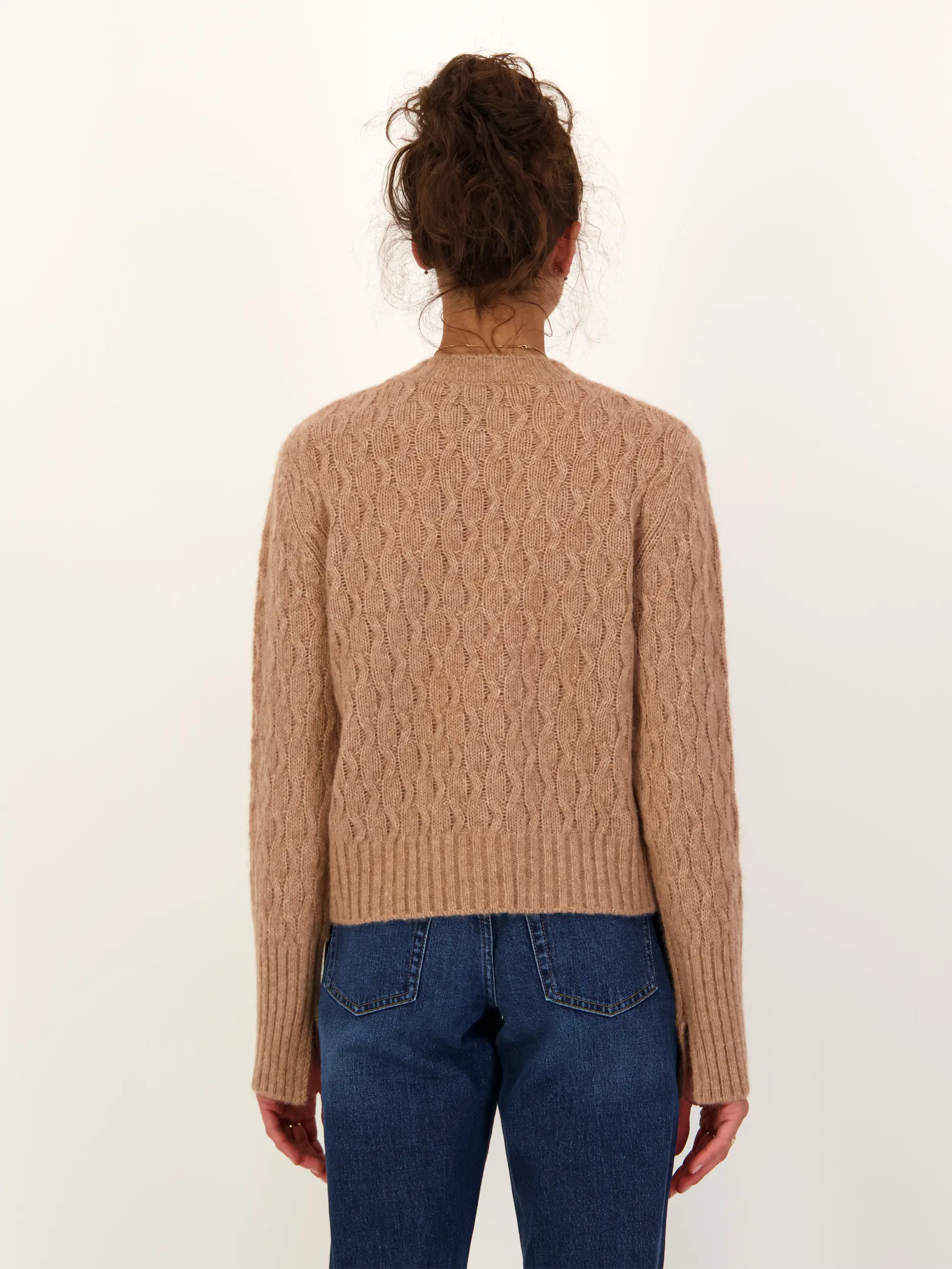 Pullover 'Ramster' aus Kaschmir langarm - Artikel Rückseite getragen von einem Modell