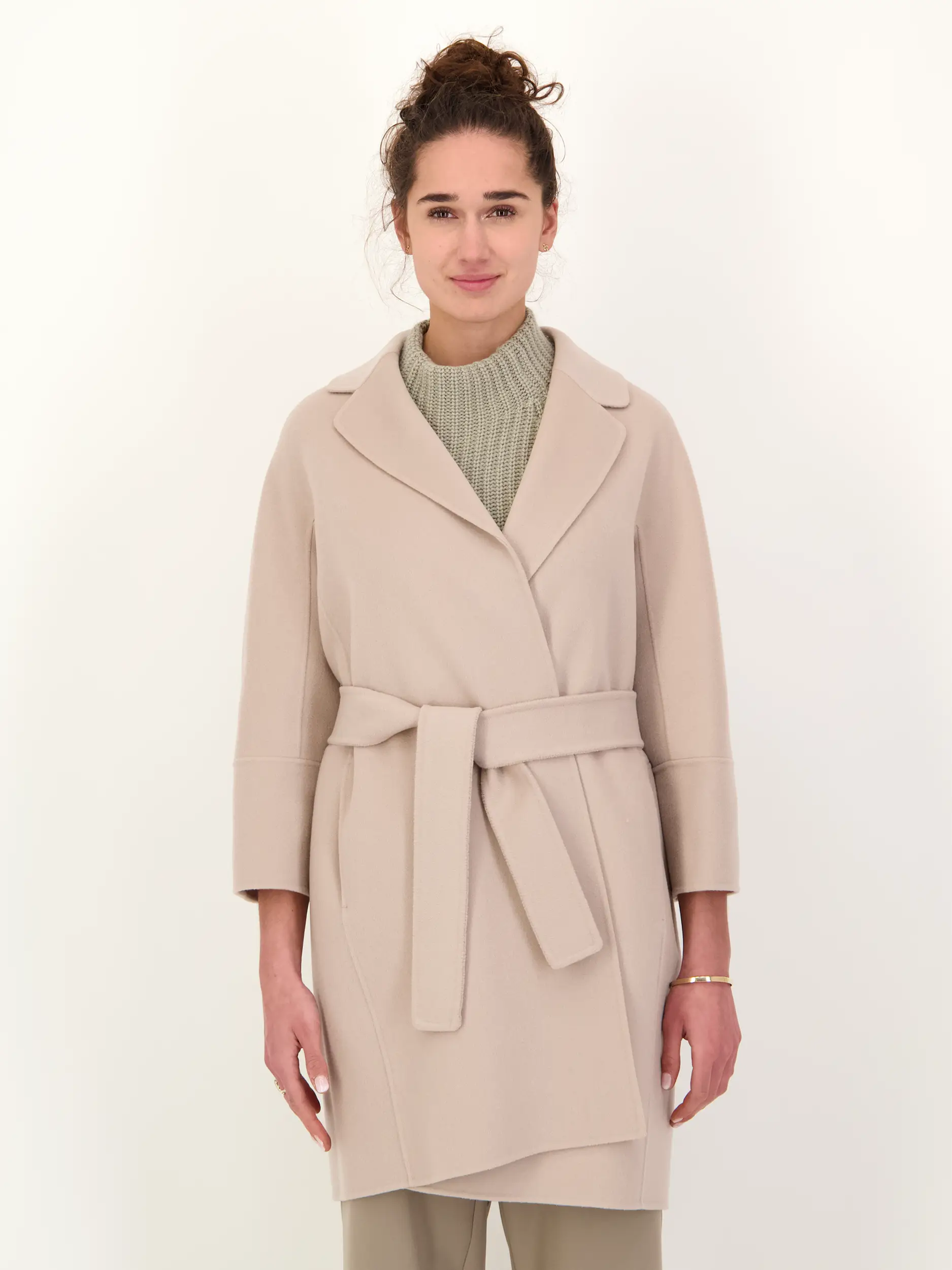 Kurzmantel 'Arona' - Artikel Vorderseite getragen von einem Modell - Farbe: Beige