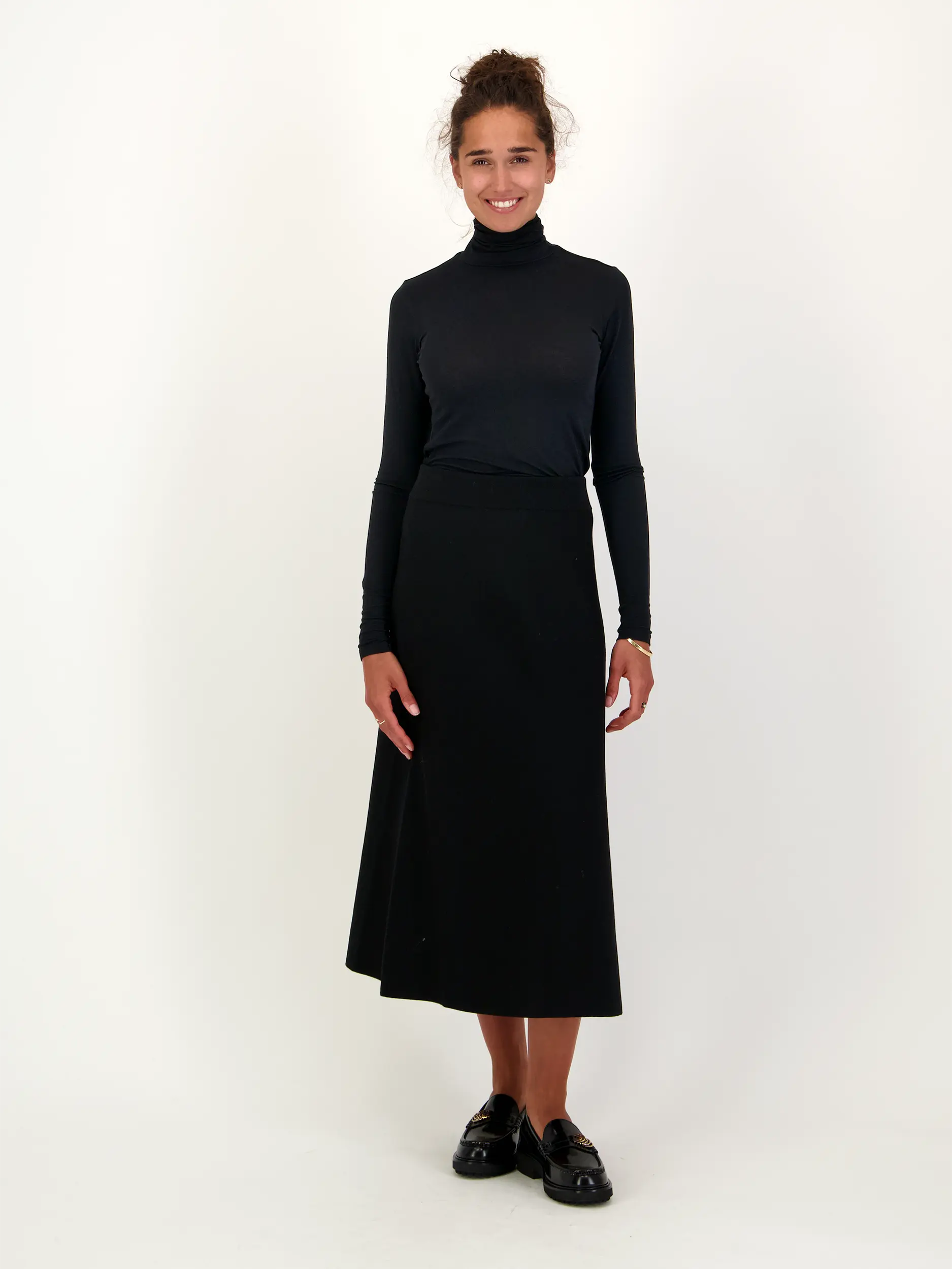 Langarmshirt 'Chic Comfort' - Artikel Teil eines Outfits getragen von einem Modell - Farbe: Schwarz