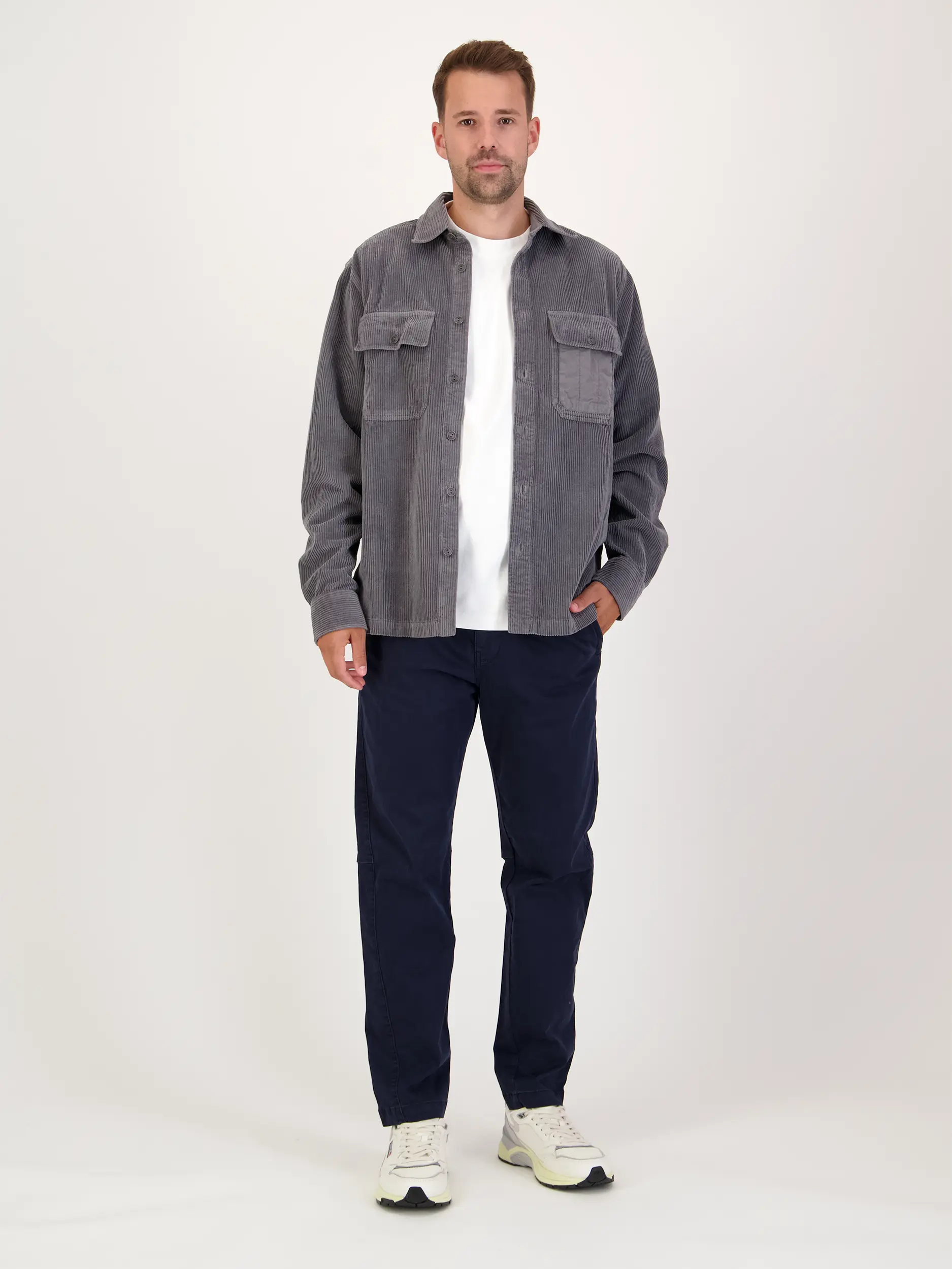 Overshirt - Artikel Teil eines Outfits getragen von einem Modell - Farbe: Grau