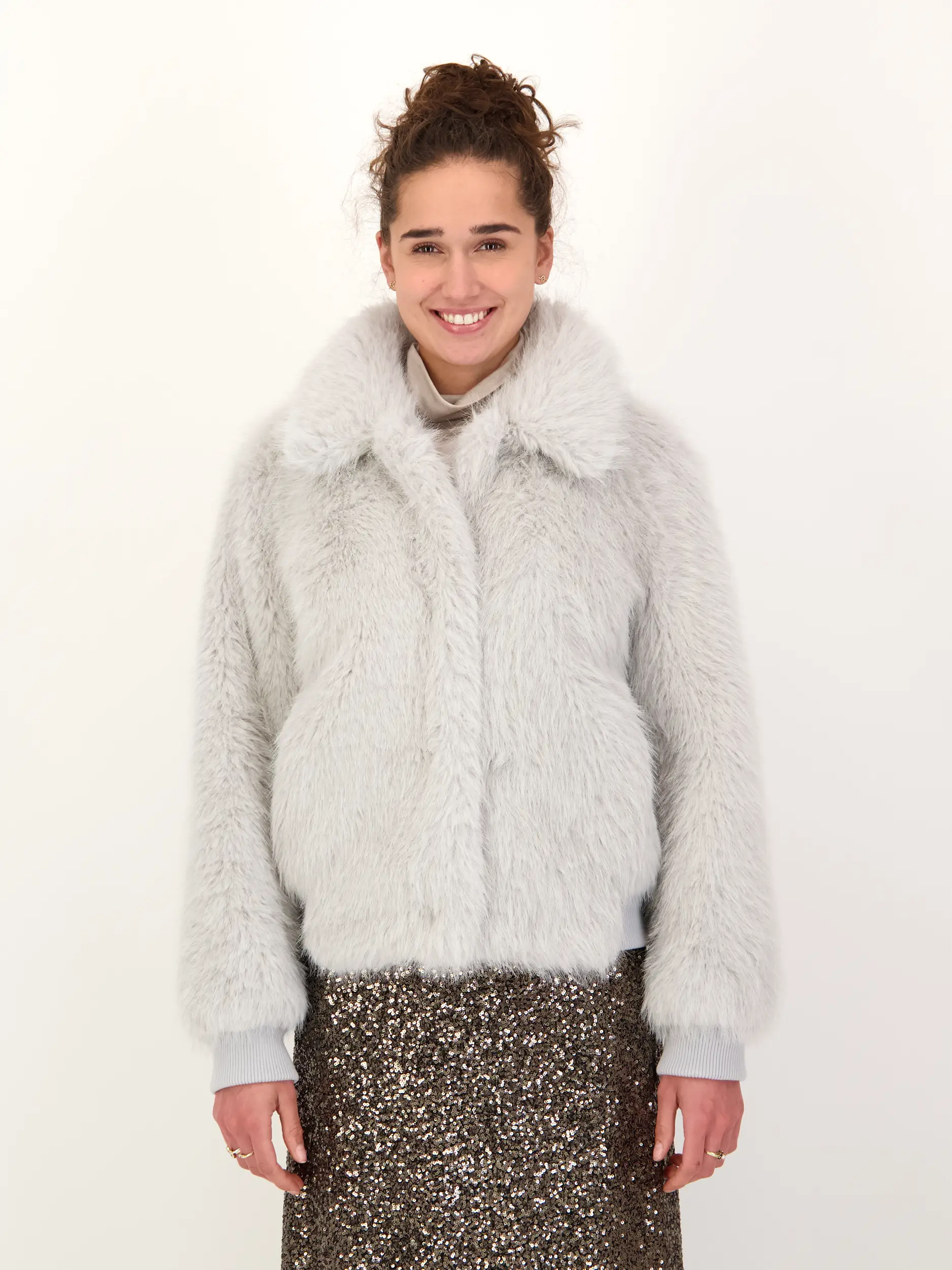 Jacke in Fell-Optik - Artikel Vorderseite getragen von einem Modell - Farbe: Creme