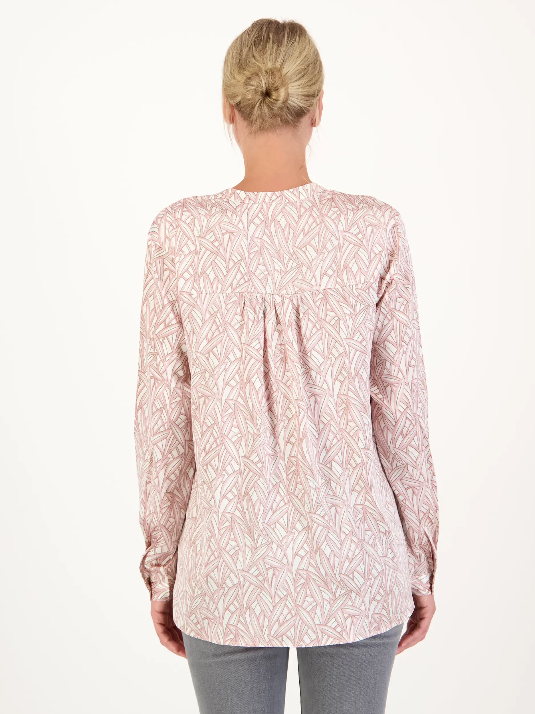 Gemusterte Seidenbluse 'Ferita' langarm - Artikel Rückseite getragen von einem Modell - Farbe: Rosa&Pink