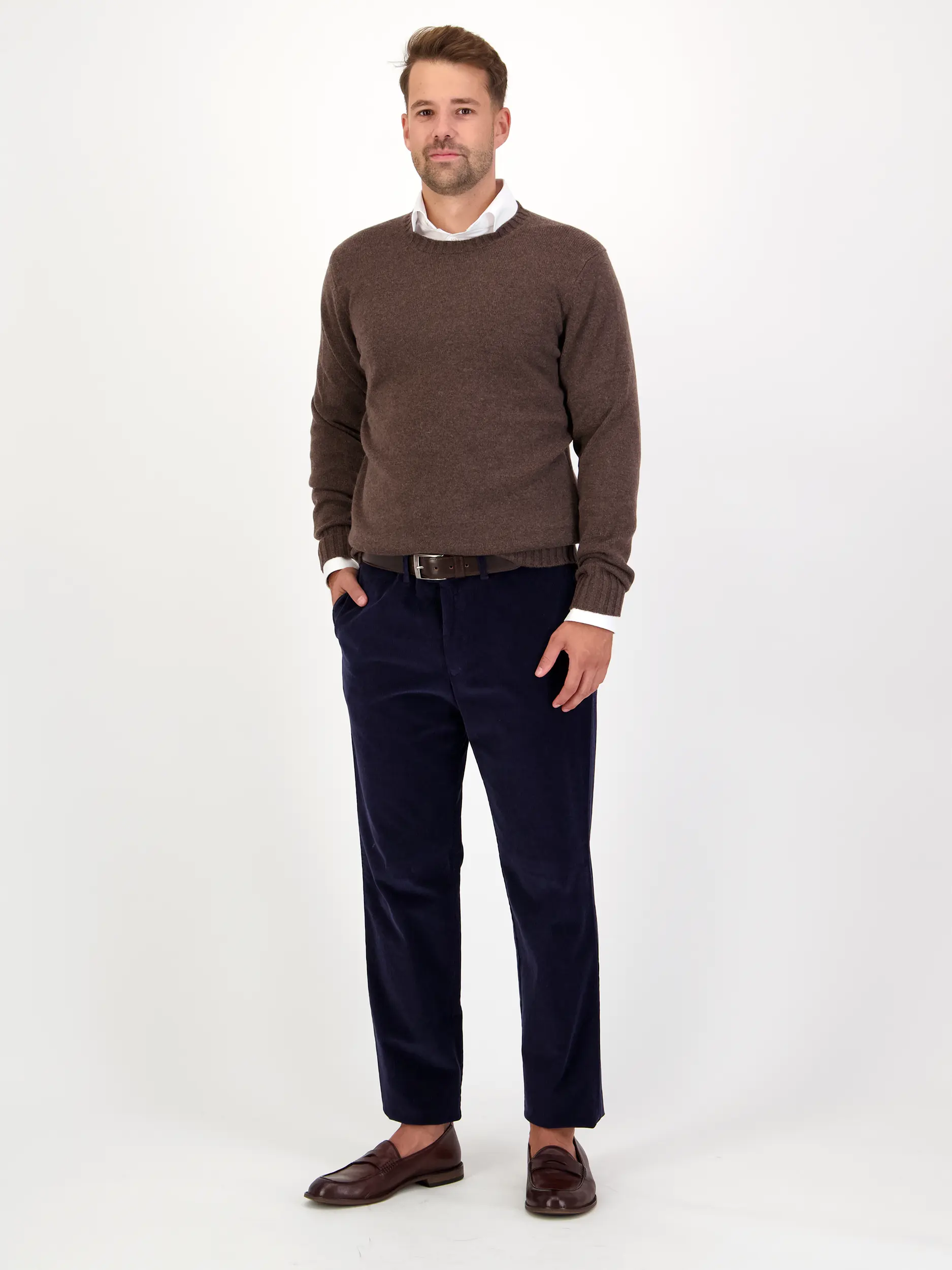 Pullover 'Rifredo' aus Kaschmir-Merino-Mix - Artikel Teil eines Outfits getragen von einem Modell - Farbe: Braun