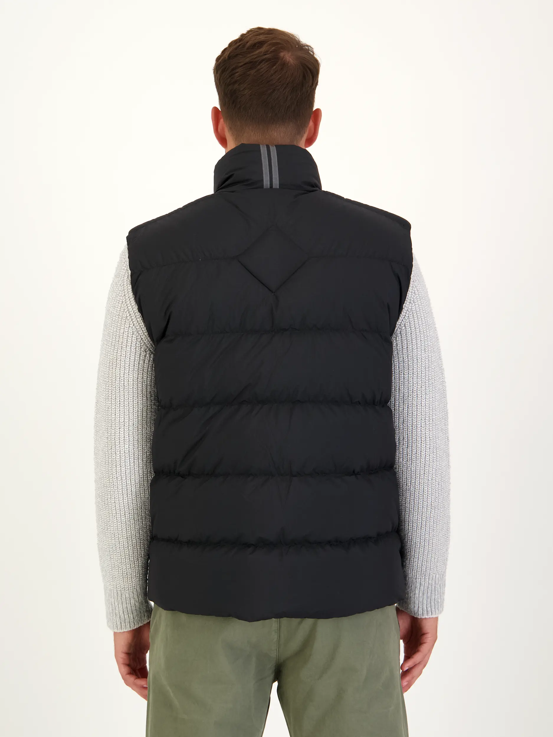 Outdoorweste 'Crofton' aus Daunen - Artikel Rückseite getragen von einem Modell - Farbe: Schwarz