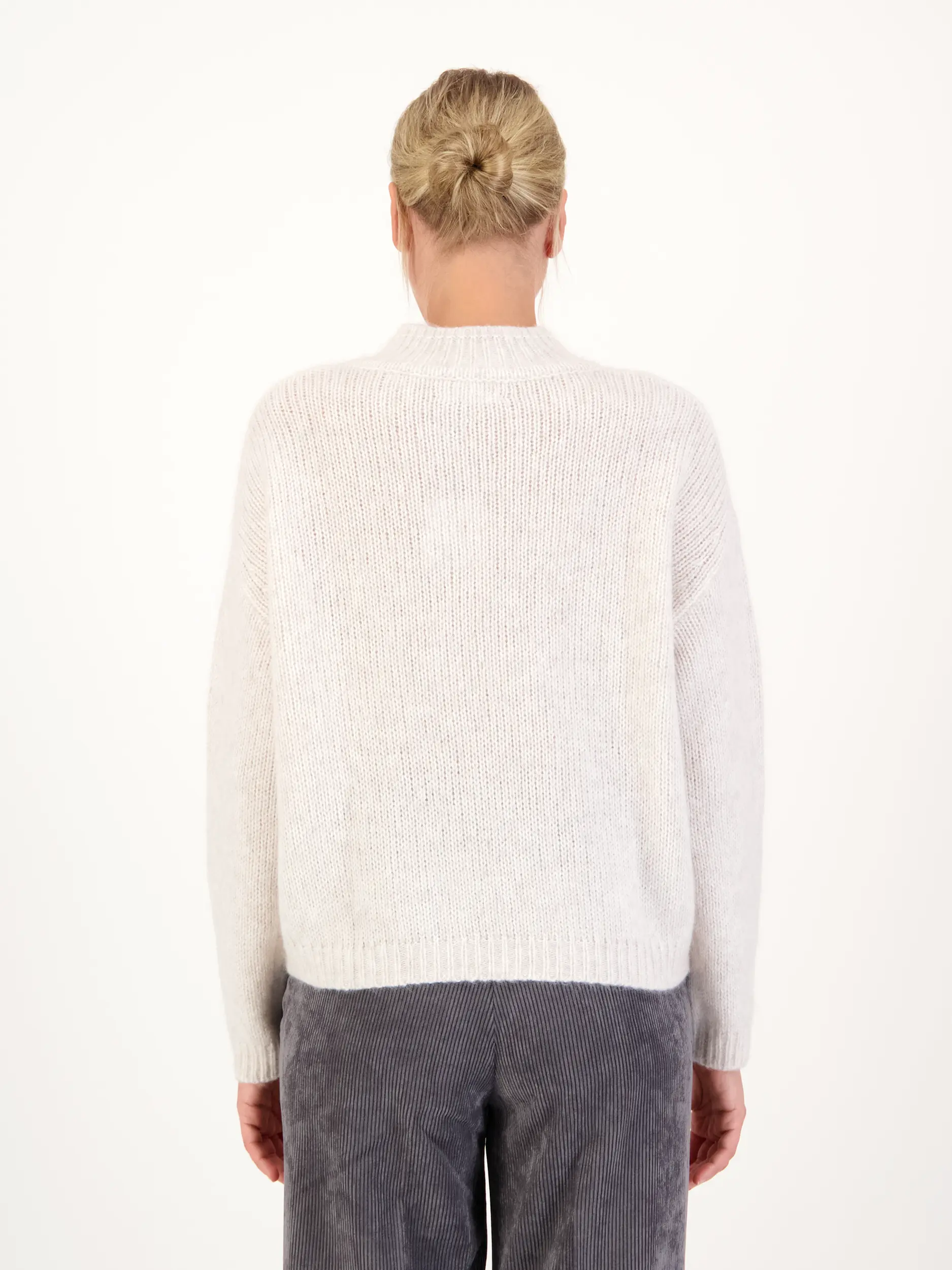 Pullover aus Kaschmir langarm - Artikel Rückseite getragen von einem Modell - Farbe: Creme