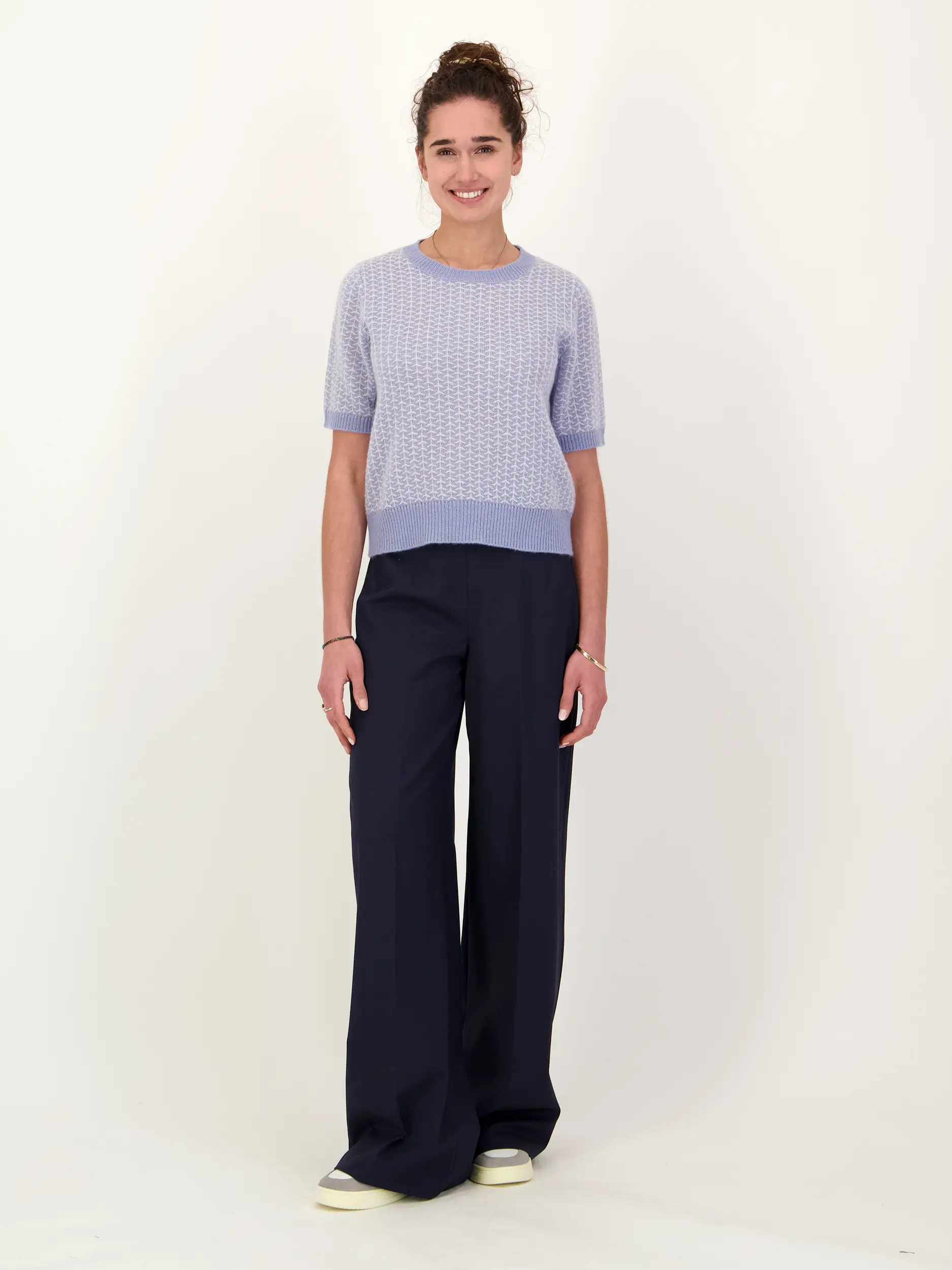 Pullover 'Enoki' aus Kaschmir Seide Mix - Artikel Teil eines Outfits getragen von einem Modell - Farbe: Blau