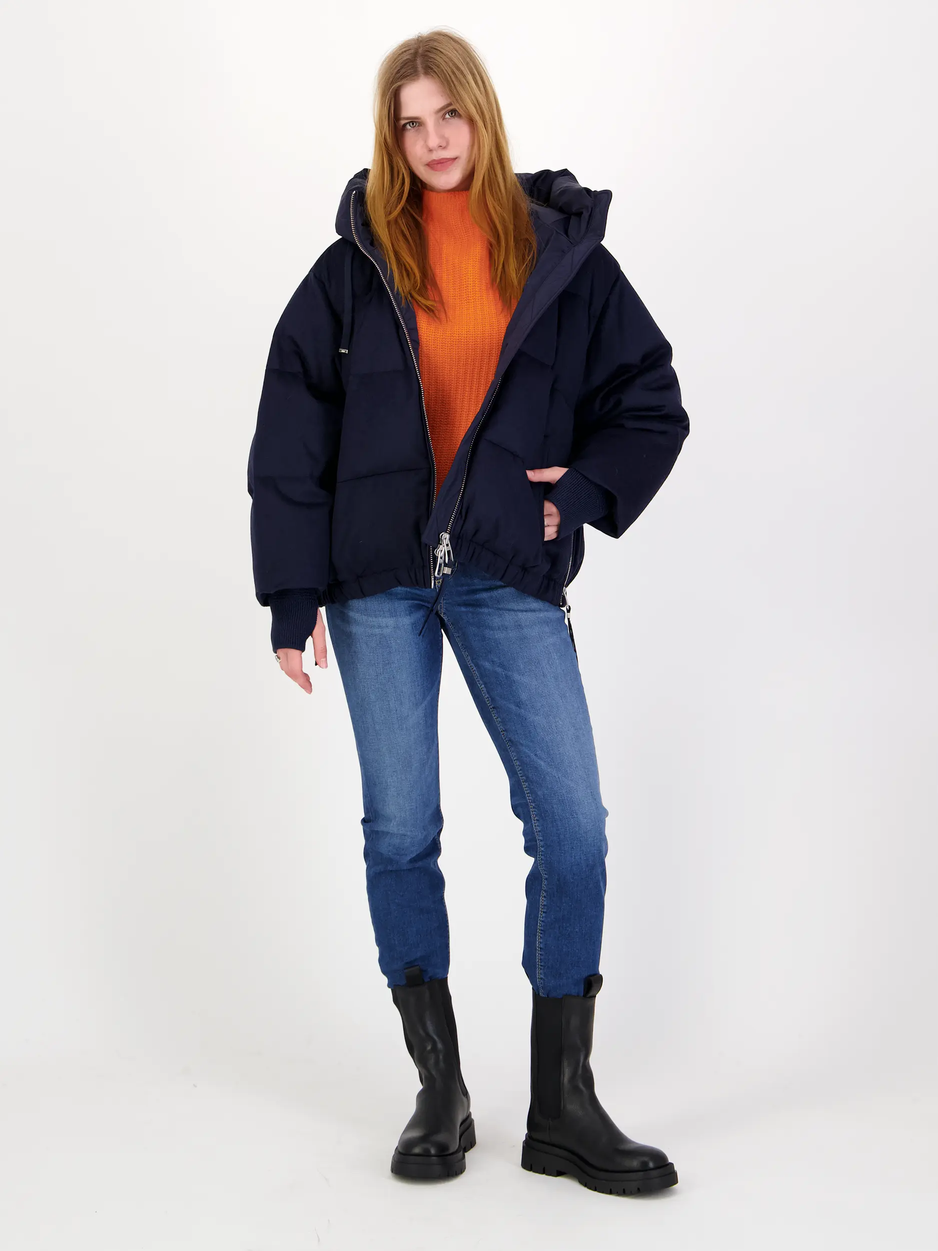 Jacke - Artikel Teil eines Outfits getragen von einem Modell - Farbe: Blau