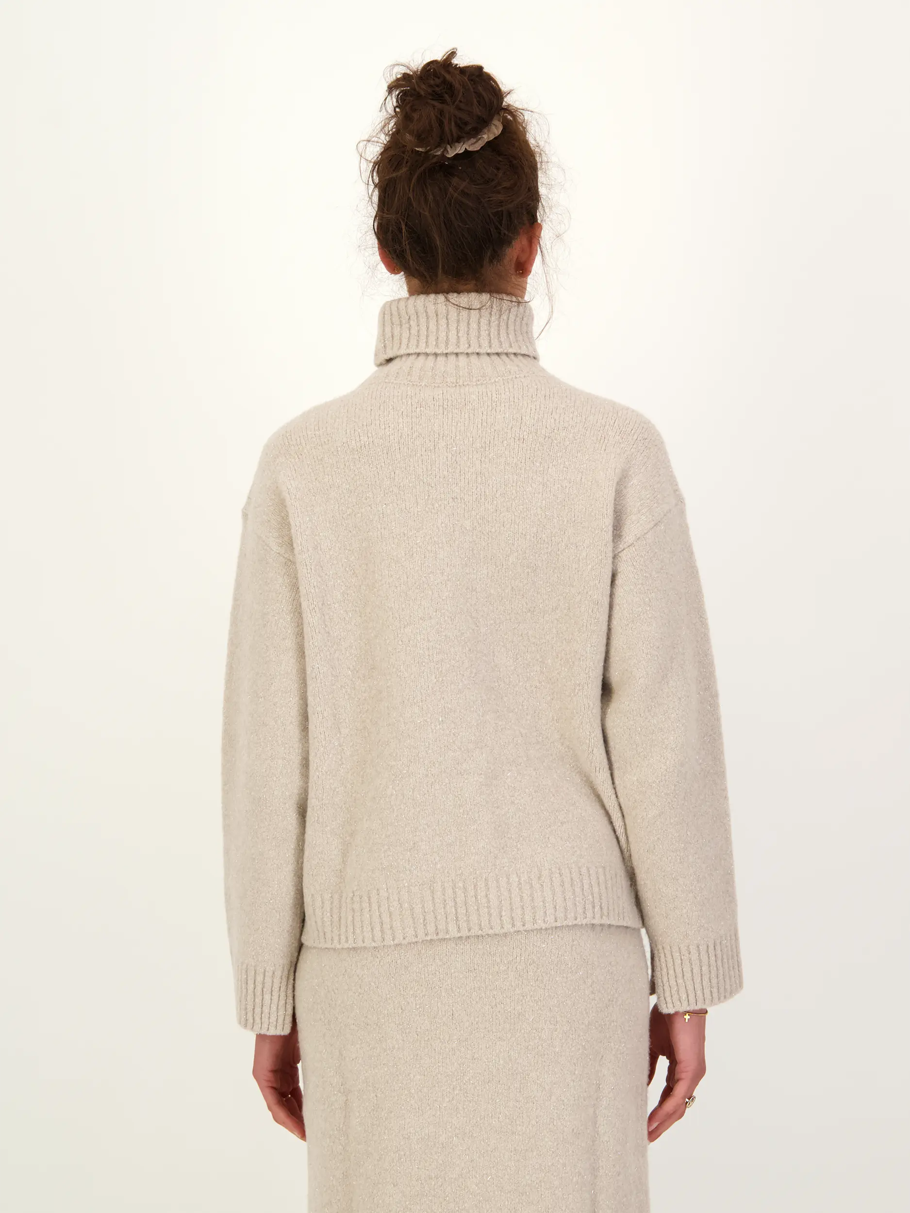 Rollkragenpullover aus Kaschmir-Mix langarm - Artikel Rückseite getragen von einem Modell