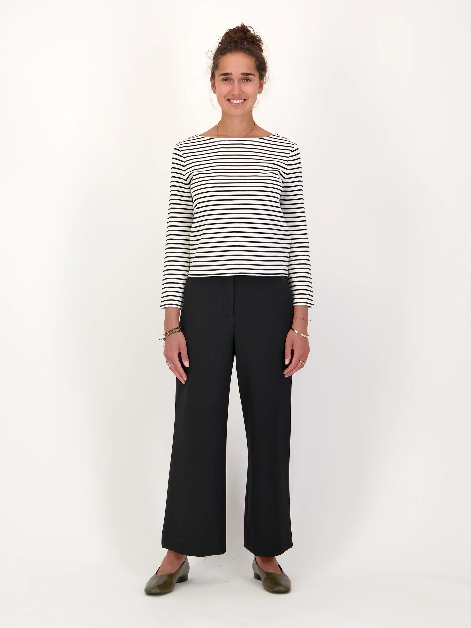 Hose 'Brixton' - Artikel Teil eines Outfits getragen von einem Modell - Farbe: Schwarz