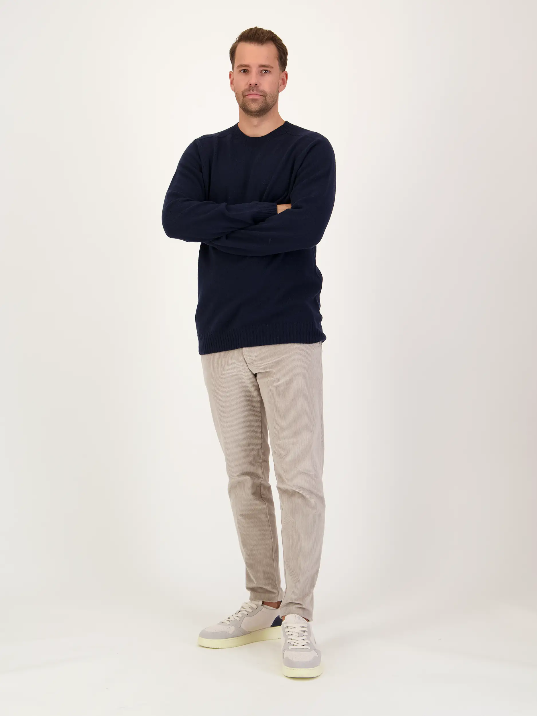 Cordhose - Artikel Teil eines Outfits getragen von einem Modell - Farbe: Beige