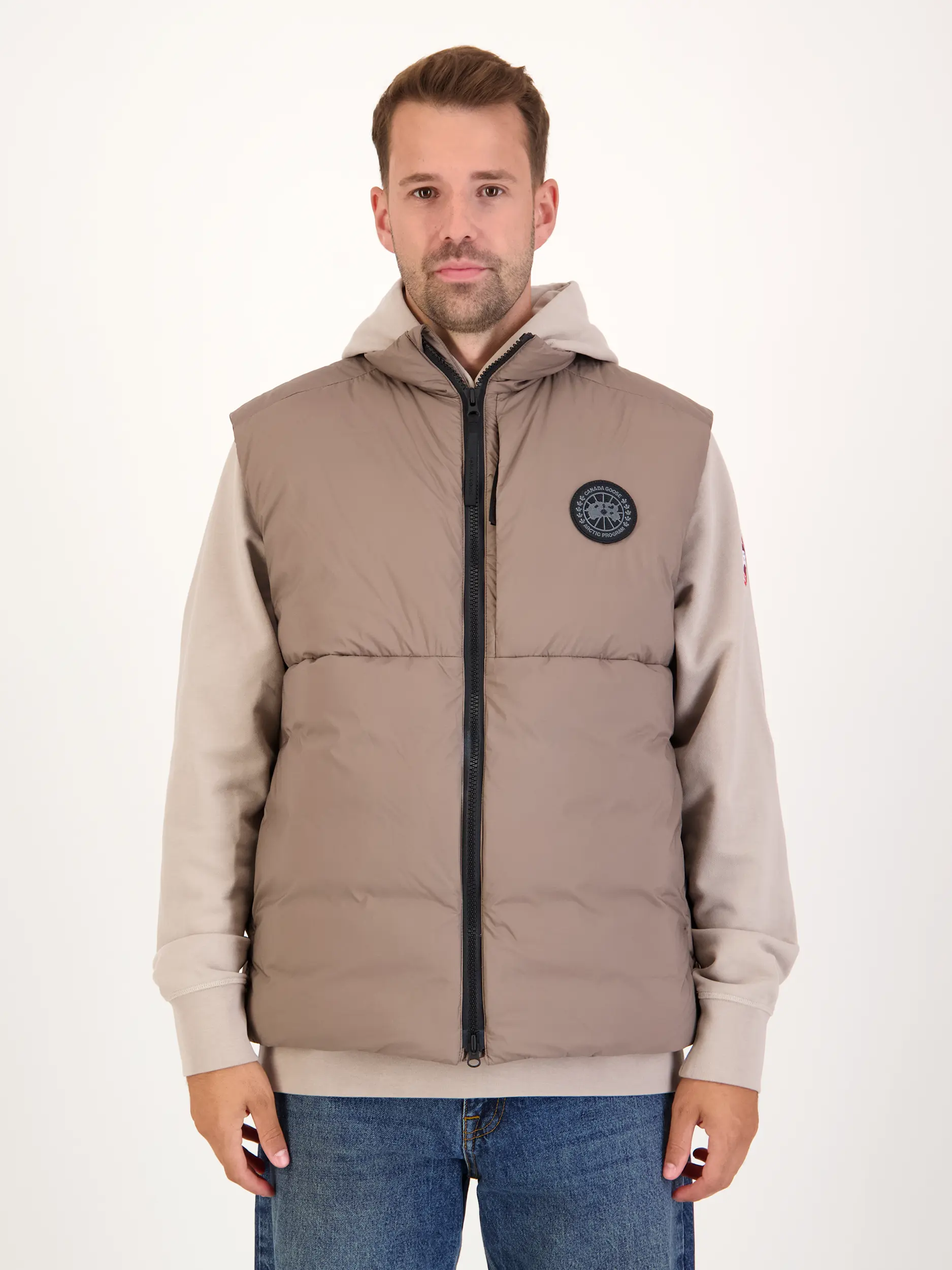 Daunenweste 'Lodgevest' - Artikel Vorderseite getragen von einem Modell - Farbe: Braun