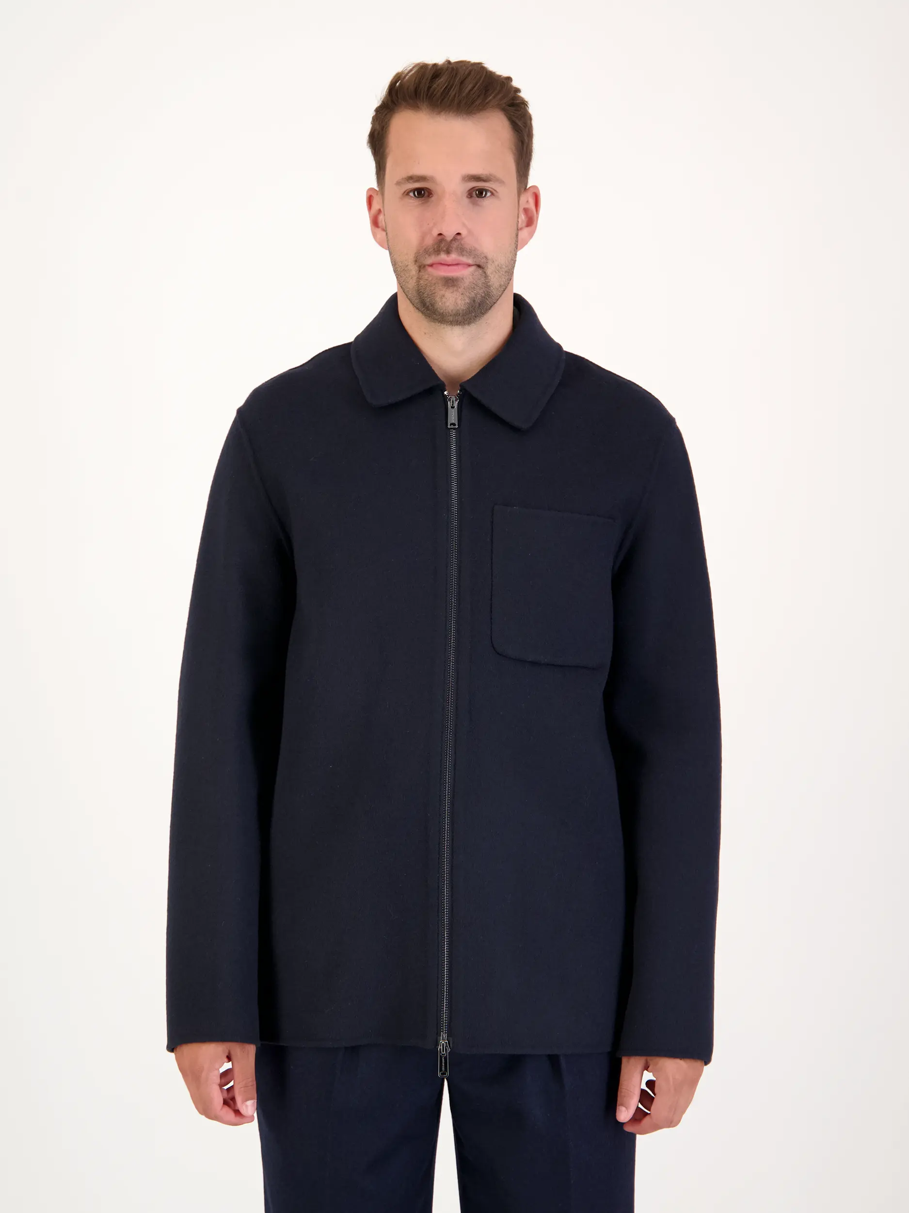 Overshirt aus Woll-Mix - Artikel Vorderseite getragen von einem Modell - Farbe: Blau