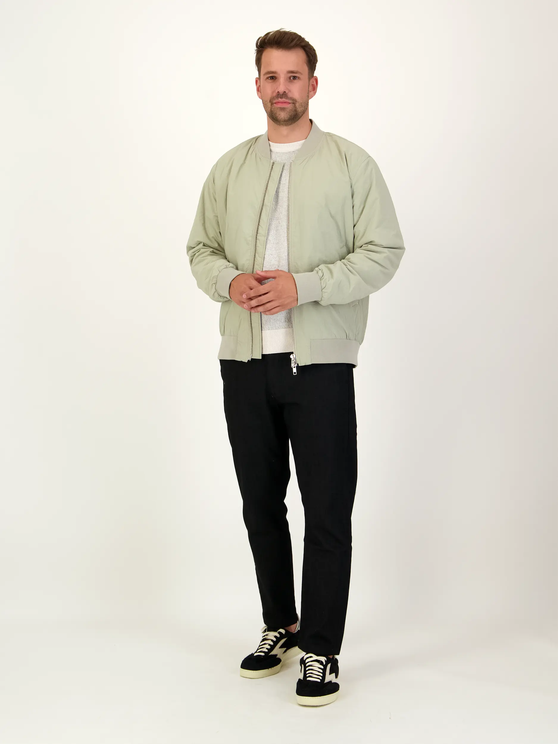 Bomberjacke 'Dixon' - Artikel Teil eines Outfits getragen von einem Modell - Farbe: Grau