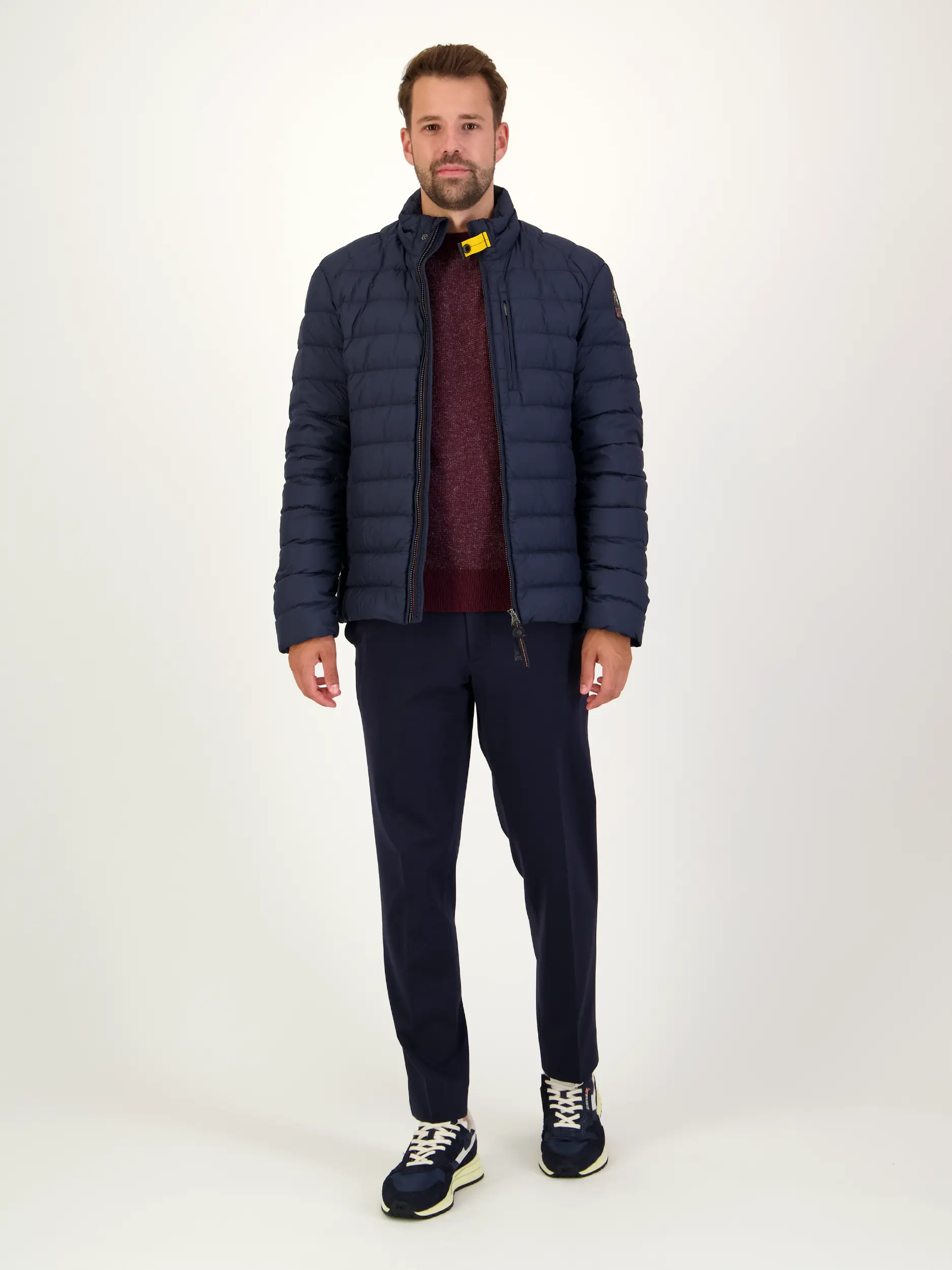 Pullover aus Woll-Mix langarm - Artikel Teil eines Outfits getragen von einem Modell - Farbe: Rot