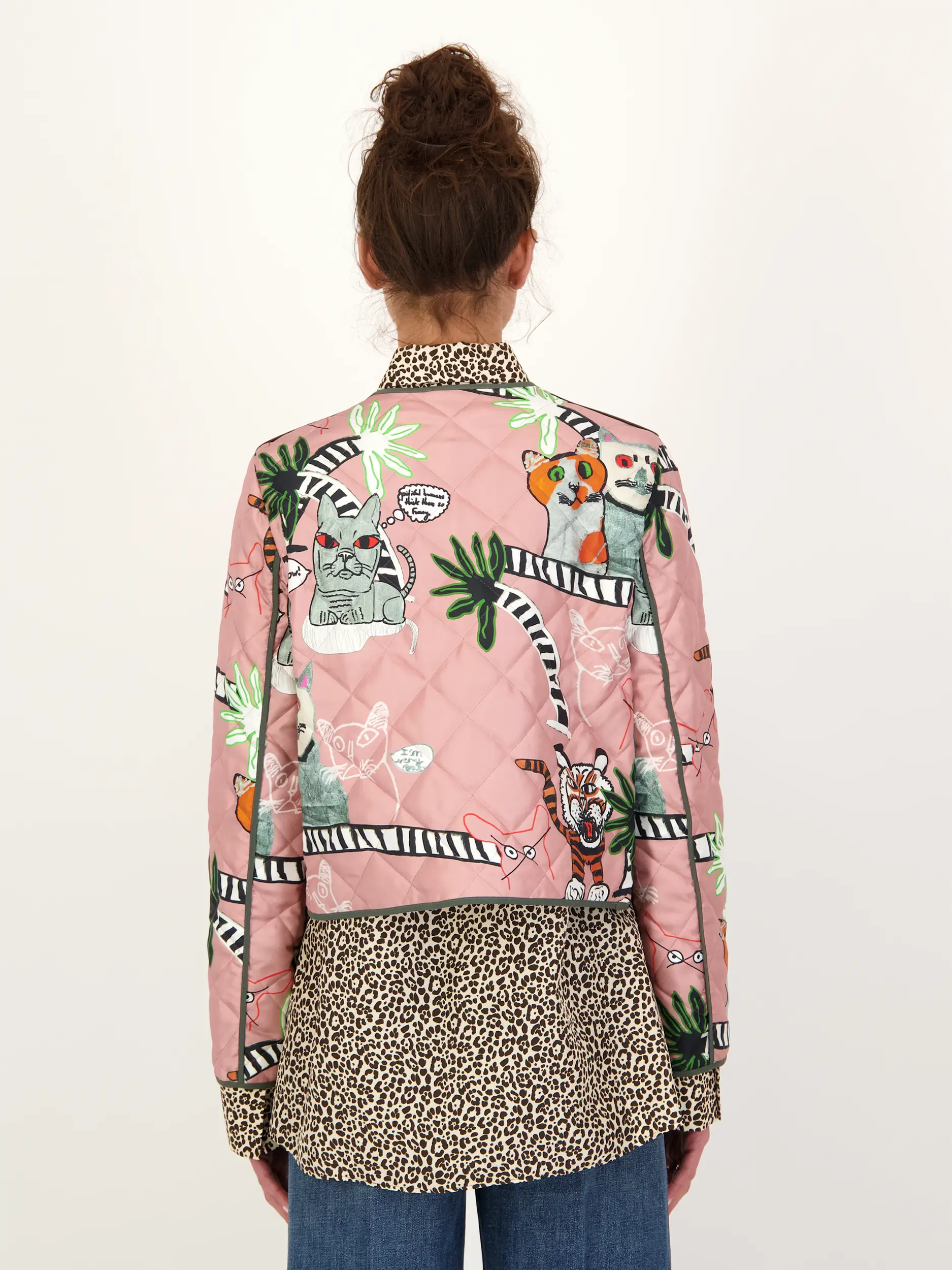 Gemusterte Steppjacke aus Seide - Artikel Rückseite getragen von einem Modell - Farbe: Rosa&Pink